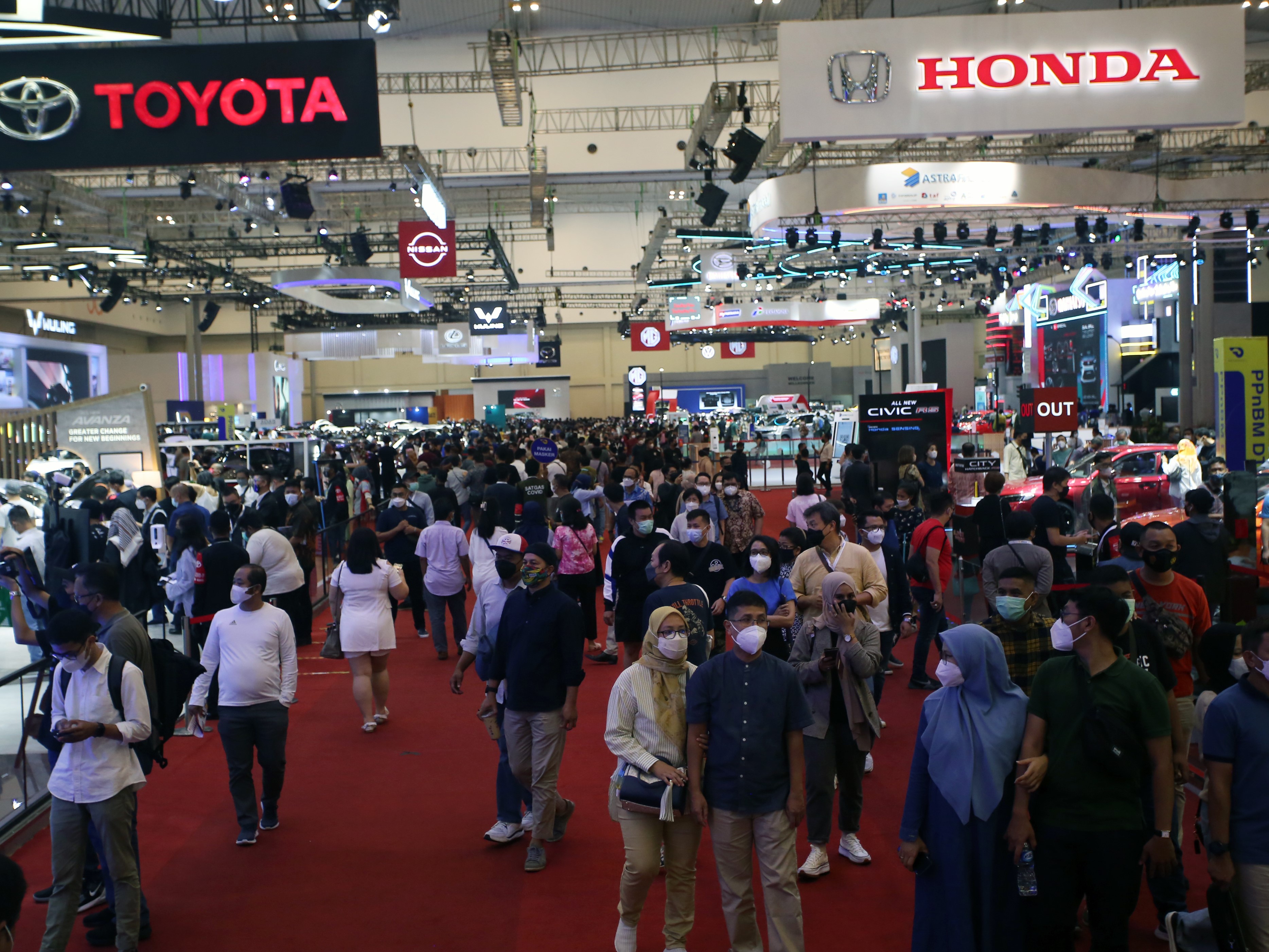 Pengunjung memadati lokasi pameran Gaikindo Indonesia International Auto Show (GIIAS) 2021 di Indonesia Convention Exhibition (ICE) BSD.