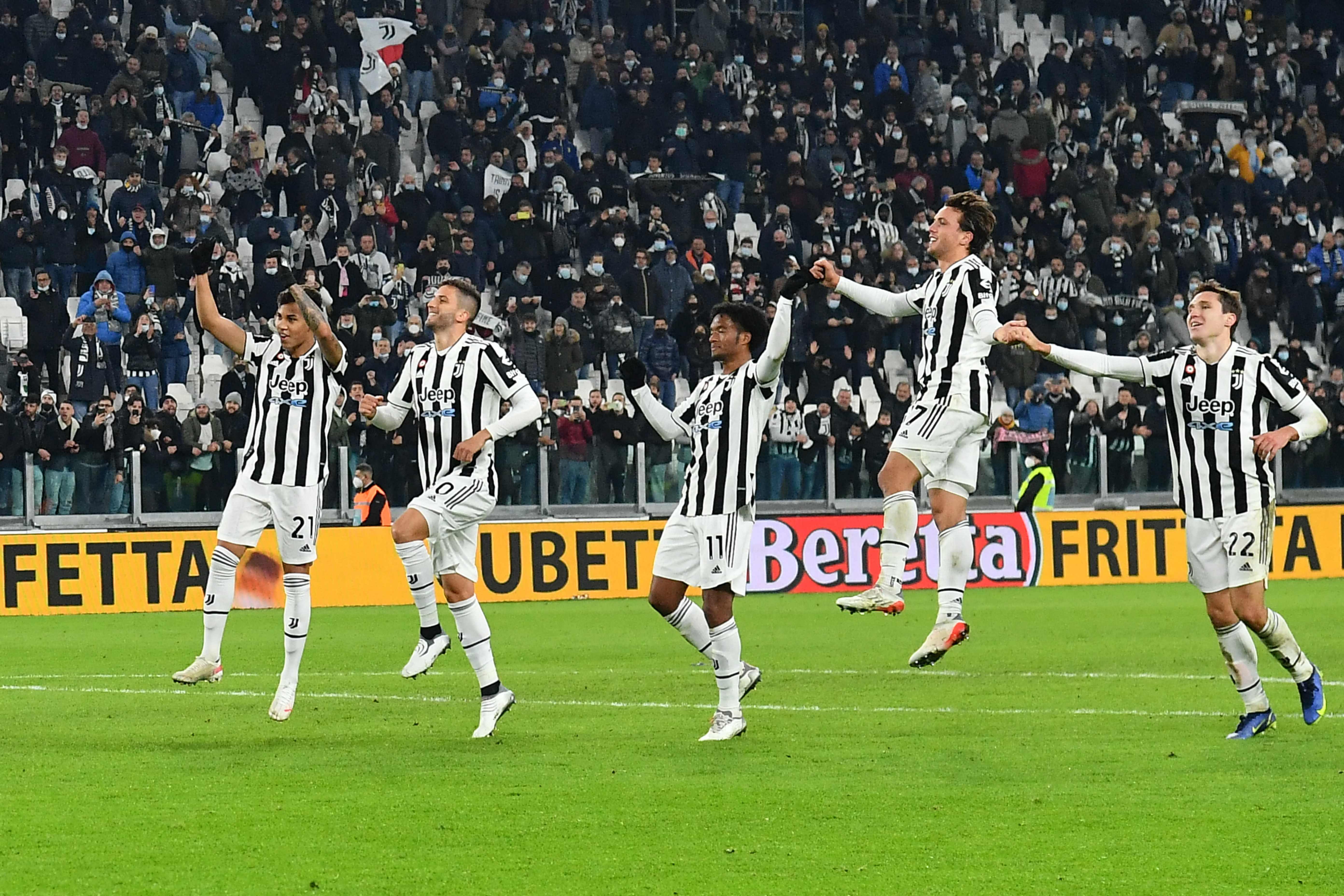 Para pemain Juventus menyambut dukungan para suporter setelah mengalahkan Fiorentina dengan skor 1-0 di Liga Serie A..