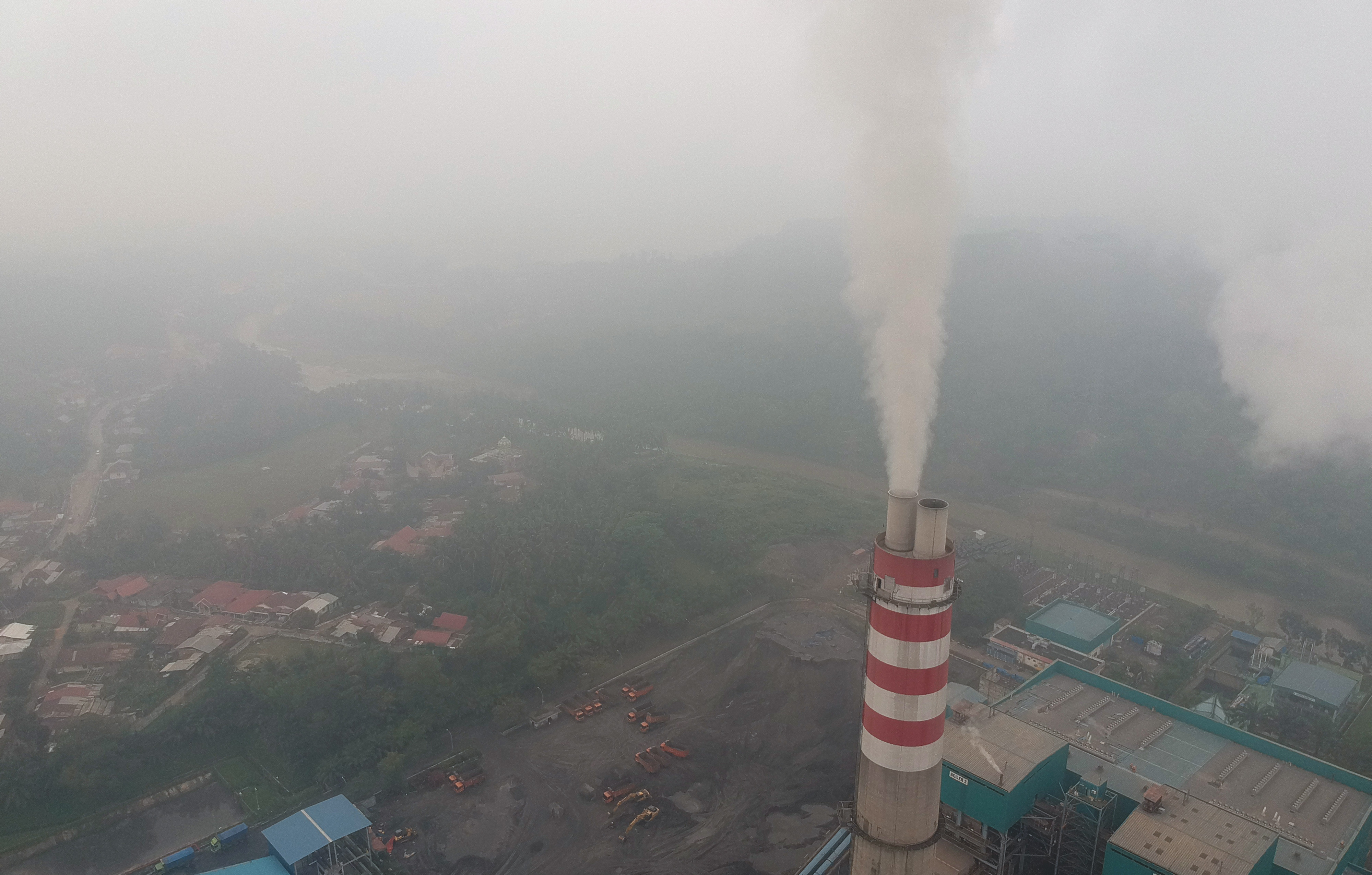  AKTIVITAS pembangkit listrik tenaga uap di Sawahlunto, Sumatra Barat. 