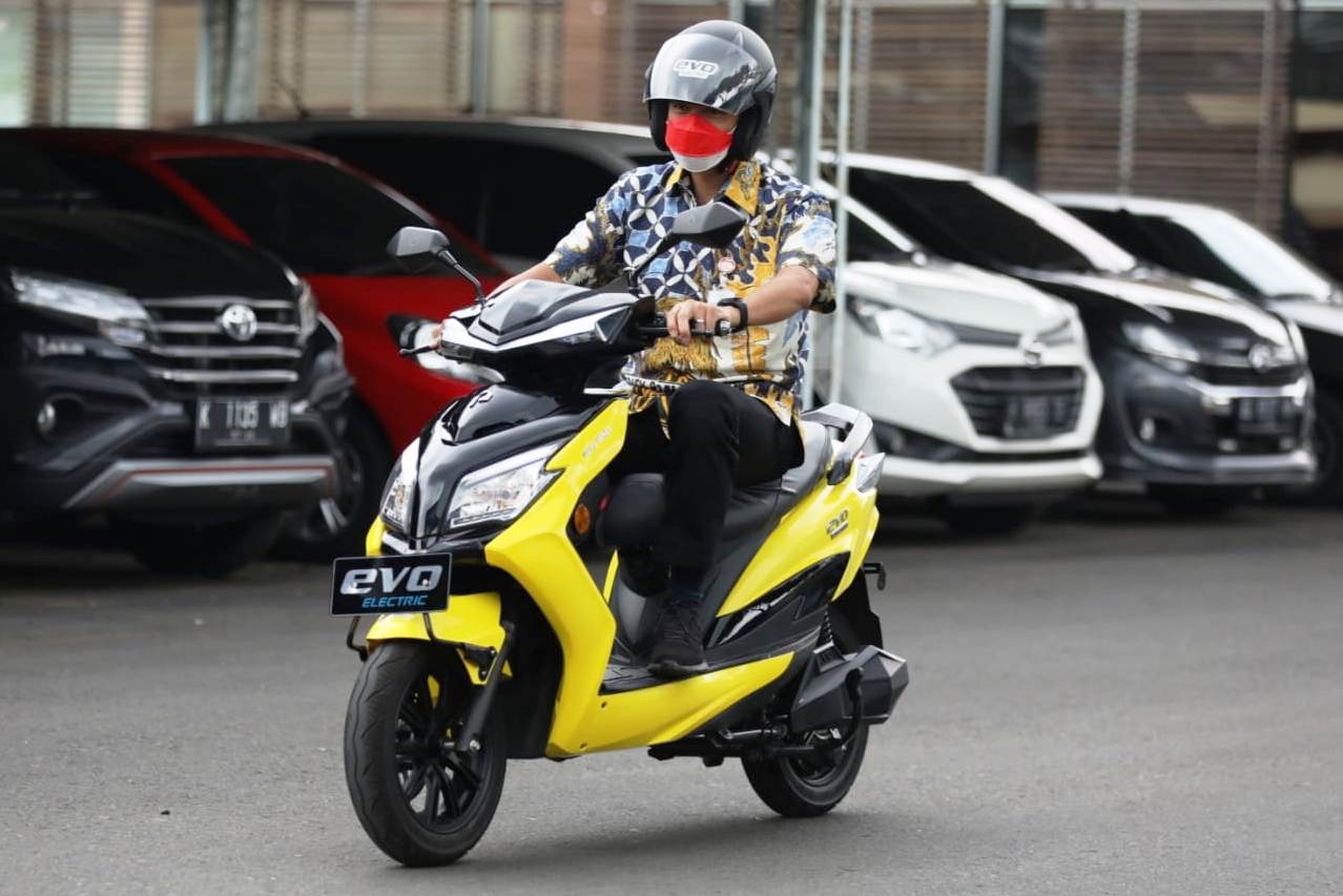 Ganjar Pranowo mengetes motor listrik EVO.