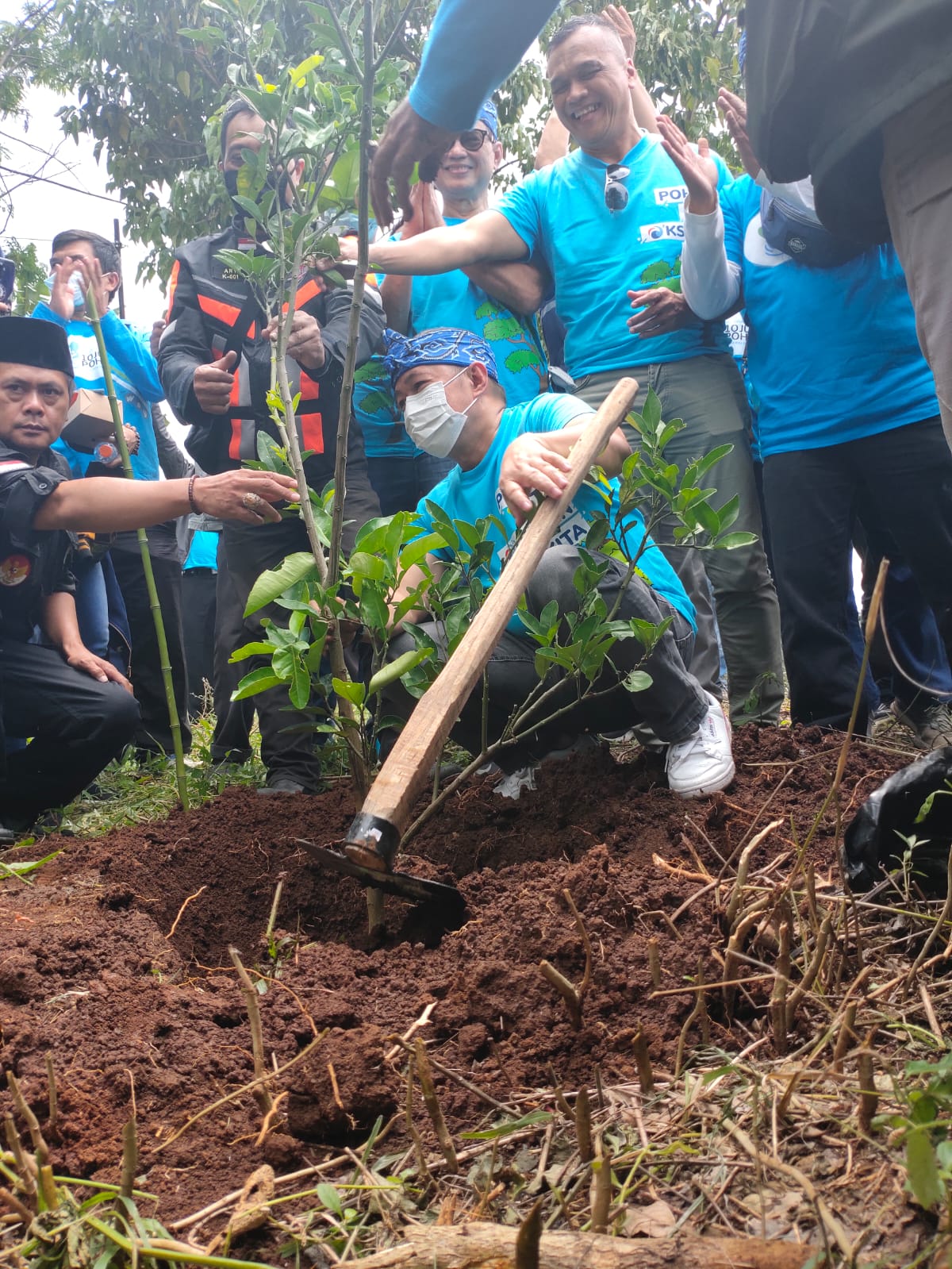 Pengurus Partai Gelora saat melakukan penanaman pohon di Kabupaten Bandung
