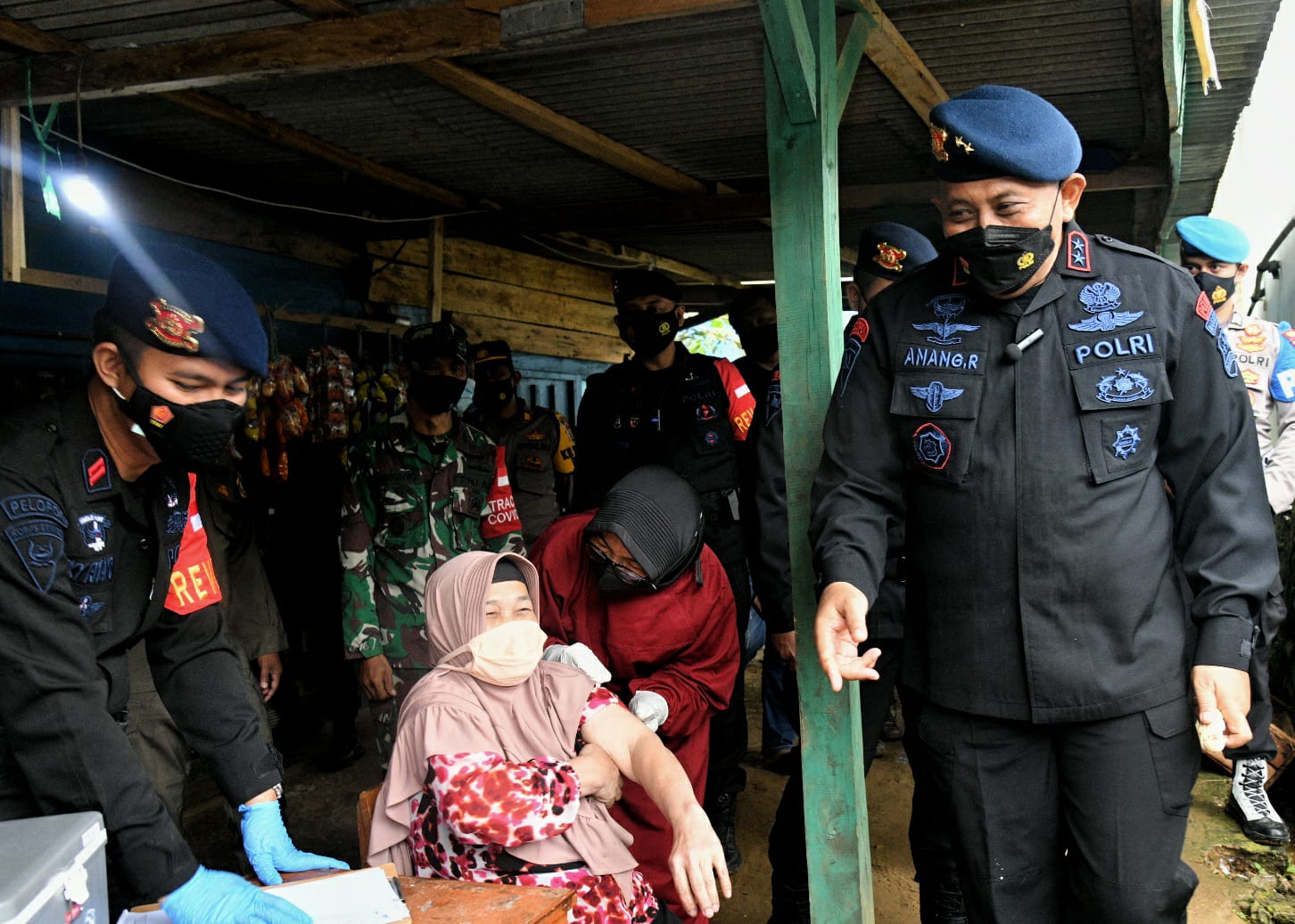 Dankorbrimob Polri Irjen Pol Anang Revandoko meninjau pelaksanaan vaksinasi door to door di desa terpencil di Gunung Halimun, Kab.Bogor, Sab