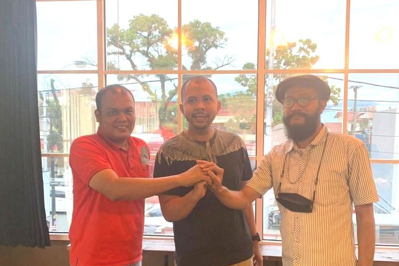 Dari kiri: Sekretaris DPD KNPI Sumbar Dian ichwan, Plt Ketua DPD KNPI Sumbar Angga Azkardha, dan Korwil Sumbar DPP KNP Rori Risanto. 