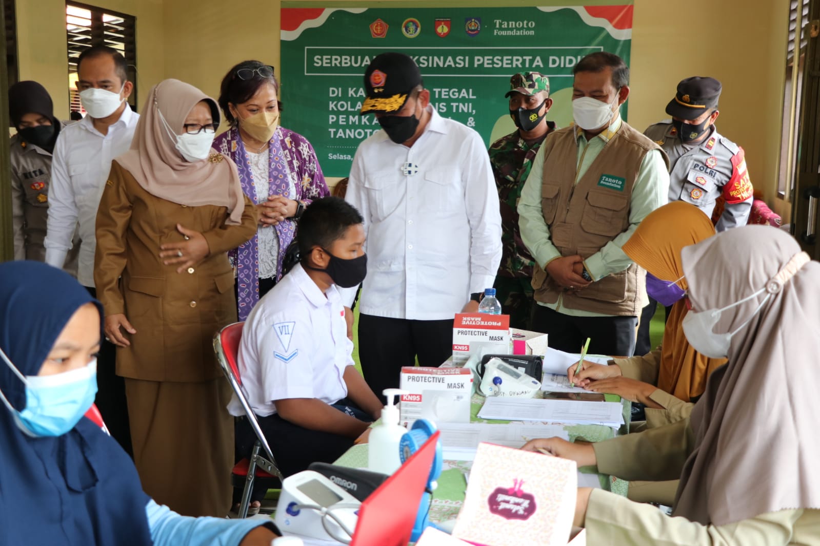 Bupati Tegal, Umi Azizah (berdiri dua kiri) menyaksikan vaksinasi Covid-19 di SMP N 1 Talang, Kabupaten Tegal. 