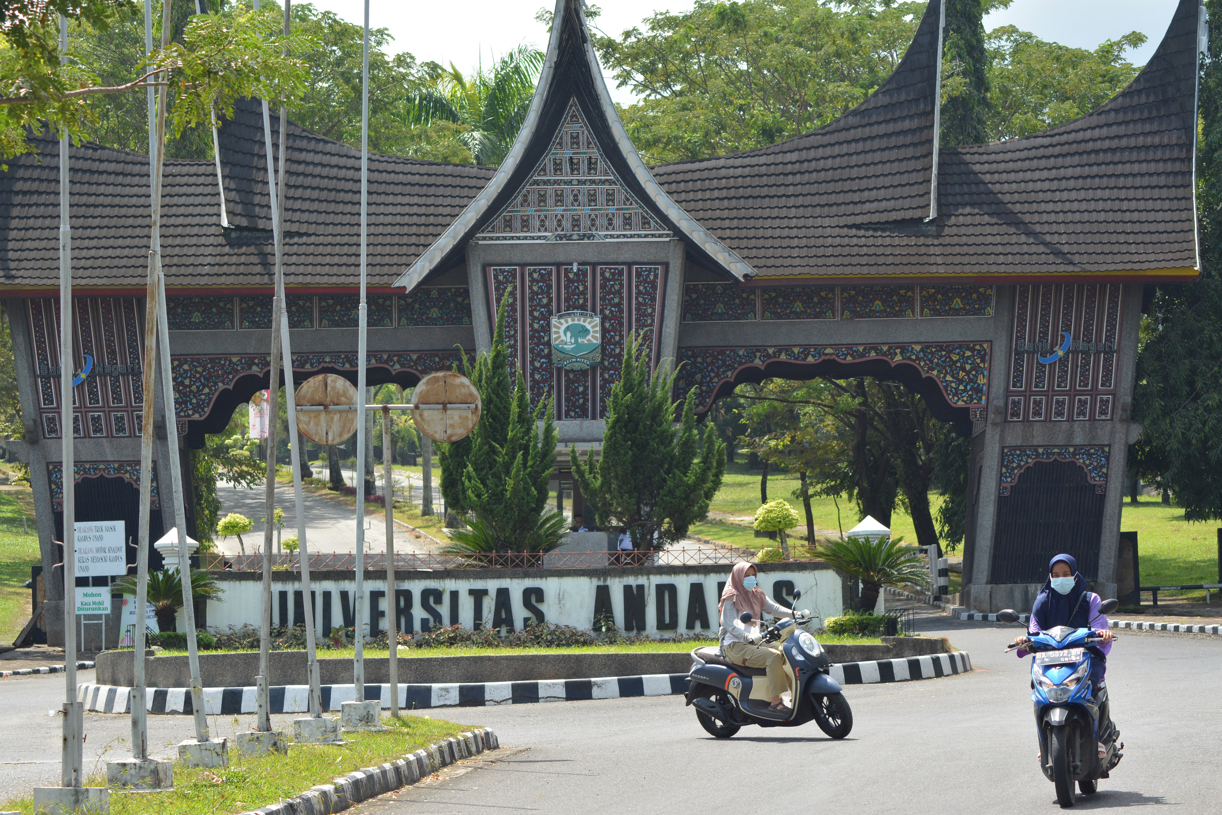  Pengendara melintas di depan gerbang Kampus Universitas Andalas (Unand), Padang, Sumatera Barat, Minggu (25/7/2021). 