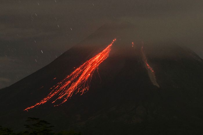 Lahar mengalir dari puncak Gunung Merapi. 