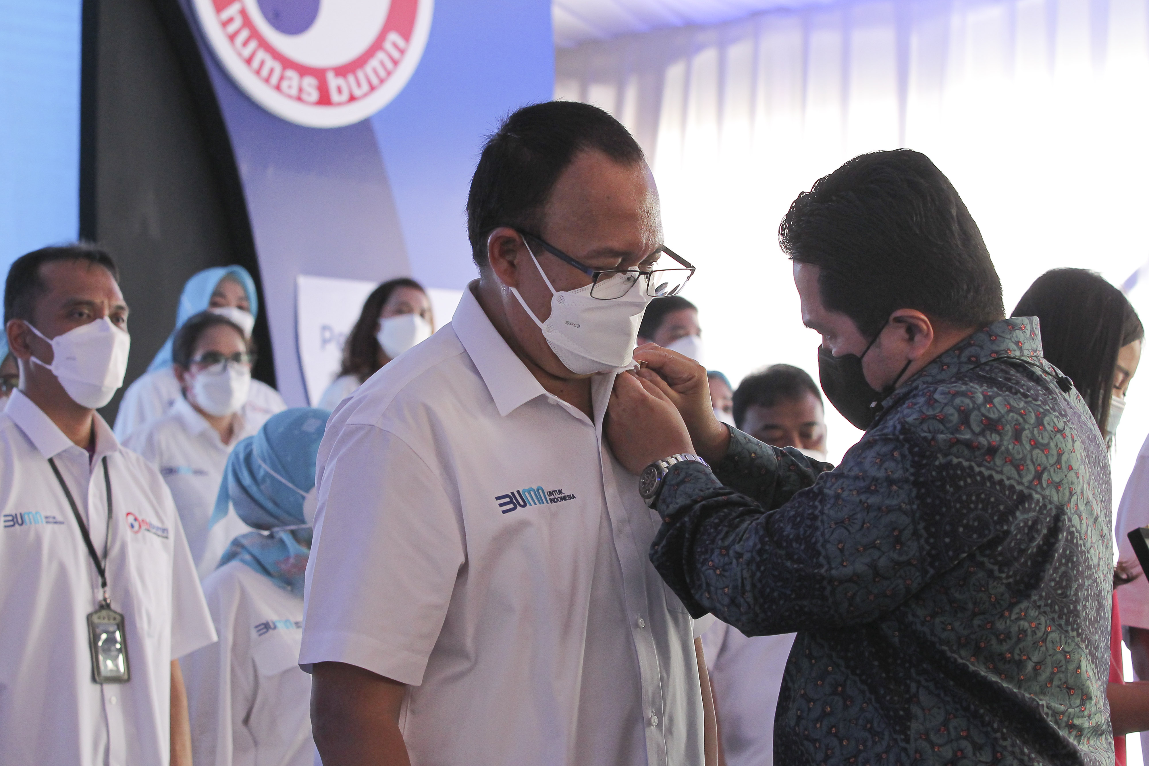  Menteri BUMN Erick Thohir (kanan) menyematkan pin kepada Ketua Umum Forum Humas BUMN (FHBUMN) Aestika Oryza Gunarto .