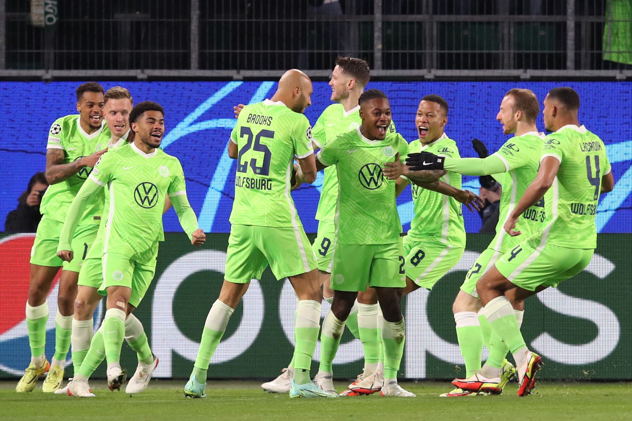 Para pemain Wolfsburg melakukan selebrasi usai mencetak gol ke gawnag RB Salzburg di laga Liga Champions.