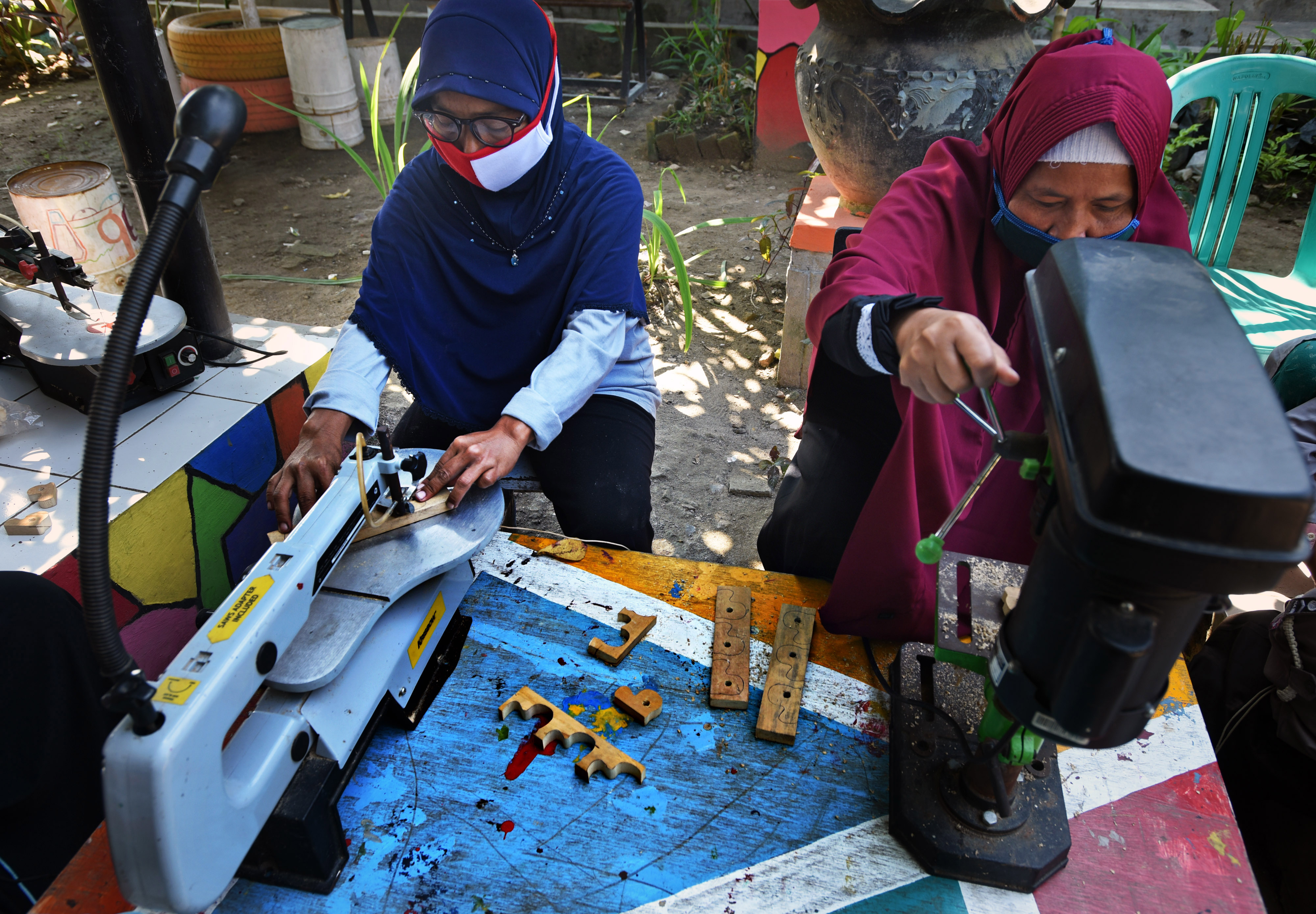 Ibu rumah tangga mengolah kayu limbah untuk dijadikan mainan di Kampung Pipiatan, Walantaka, Serang, Banten.