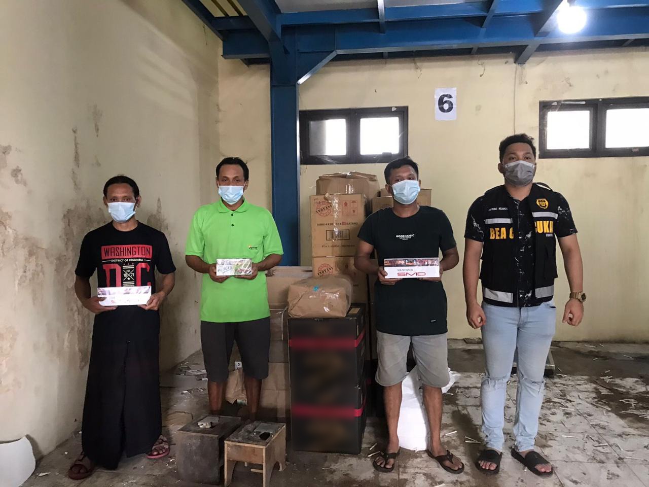 Penggerebekan di salah satu rumah produksi rokok ilegal di Jepara, Jawa Tengah