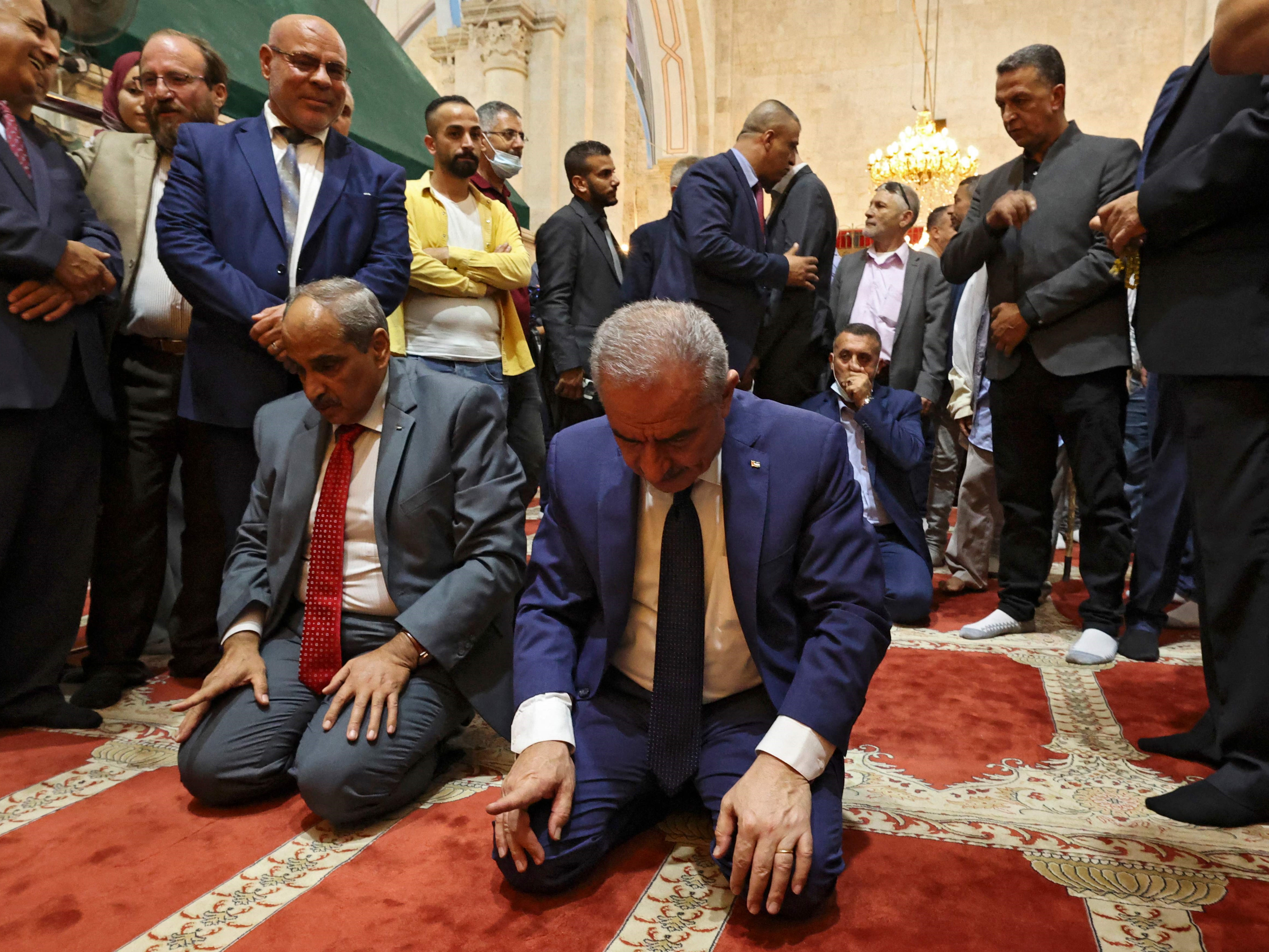 Perdana Menteri Palestina Mohammad Shtayyeh (tengah) berdoa di Masjid Ibrahimi atau Makam Para Leluhur, Hebron.