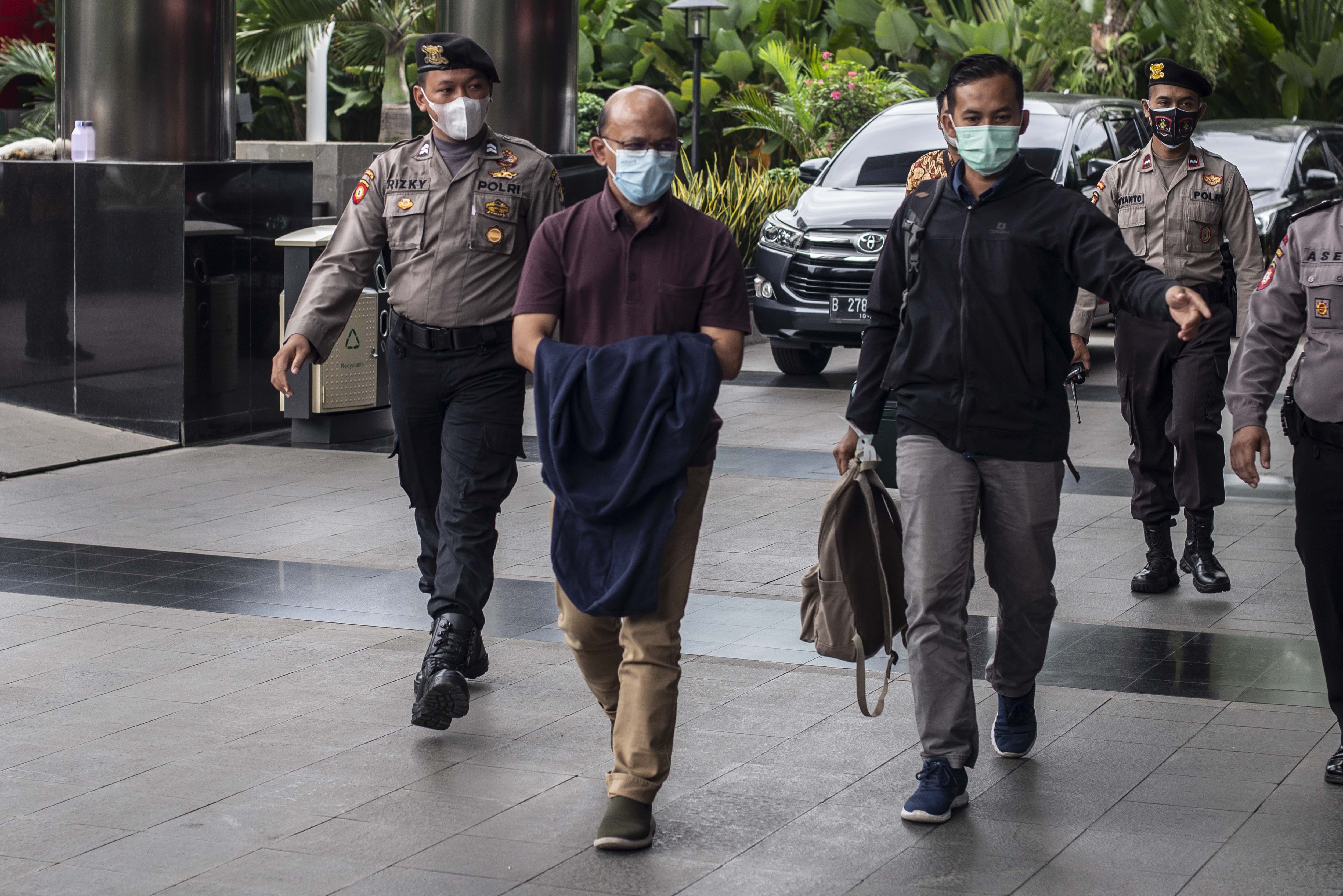 epala KPP Pratama Bantaeng Sulawesi Selatan Wawan Ridwan (kedua kiri) yang menjadi tersangka kasus dugaan korupsi perpajakan dikawal petugas