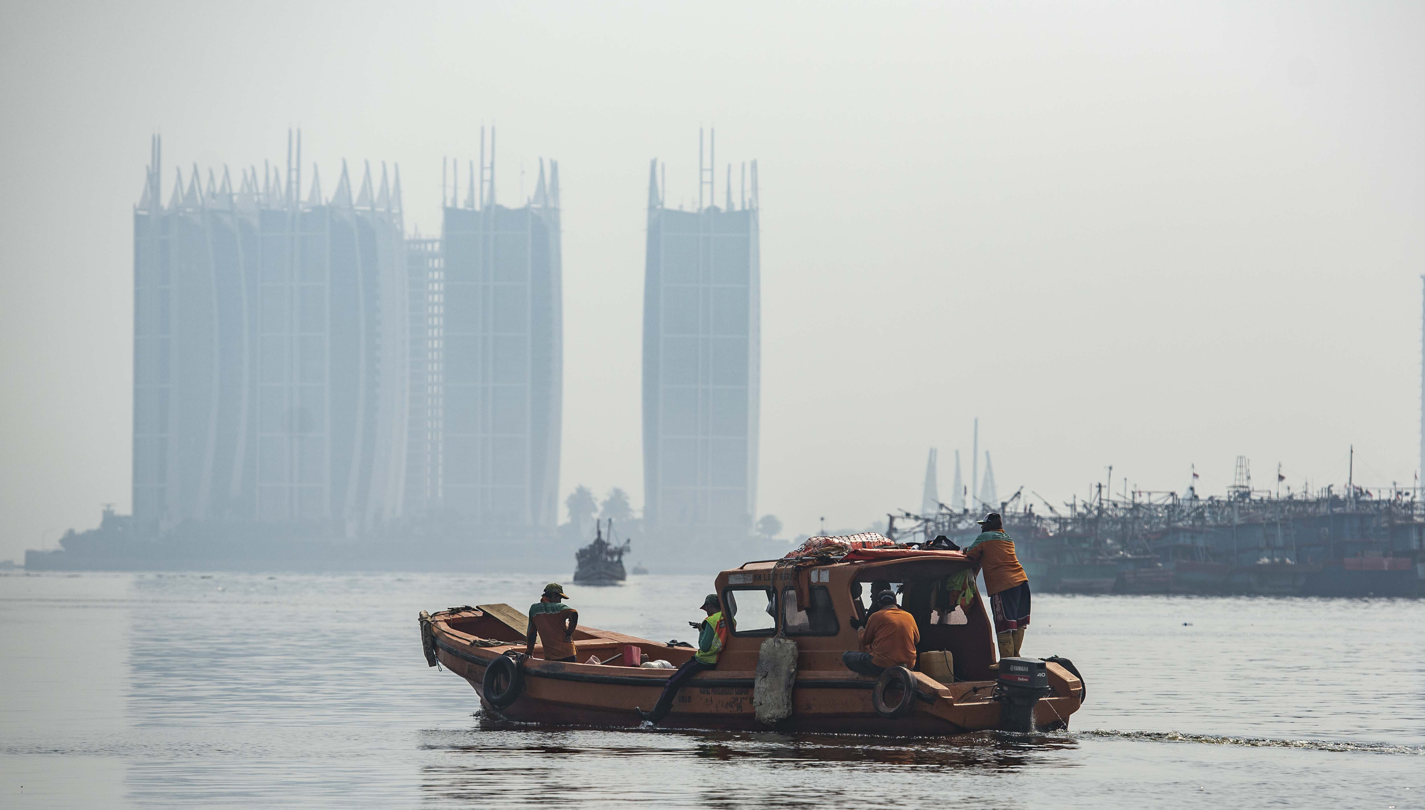 Petugas Dinas Lingkungan Hidup DKI Jakarta memeriksa kandungan parasetamol di Teluk Jakarta