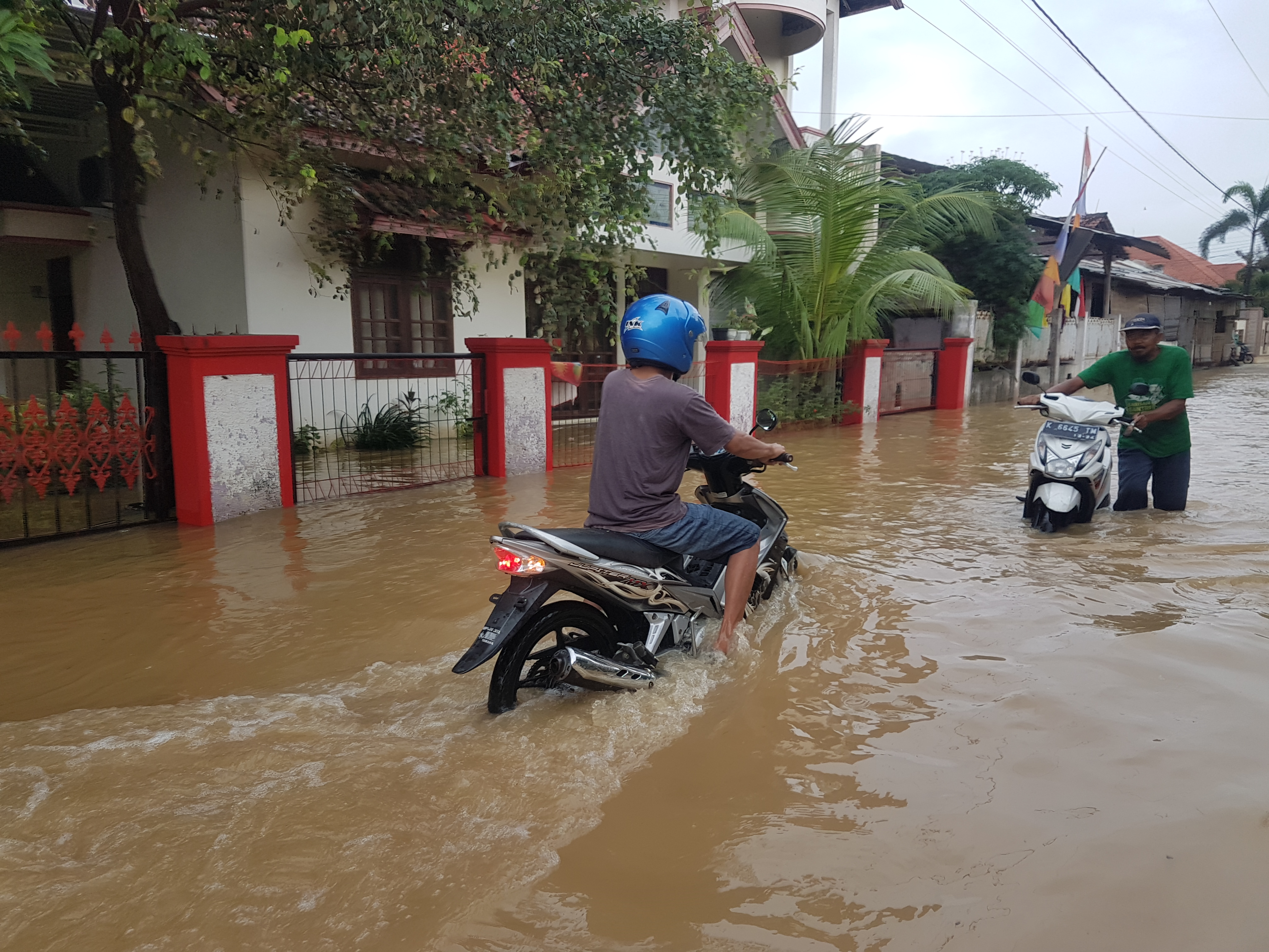 Dua desa di Kabupaten Kudus, Jateng kebanjiran karena tanggul sungai Dawe jebol tidak mampu menahan tingginya debit air hujan, Selasa (30/11