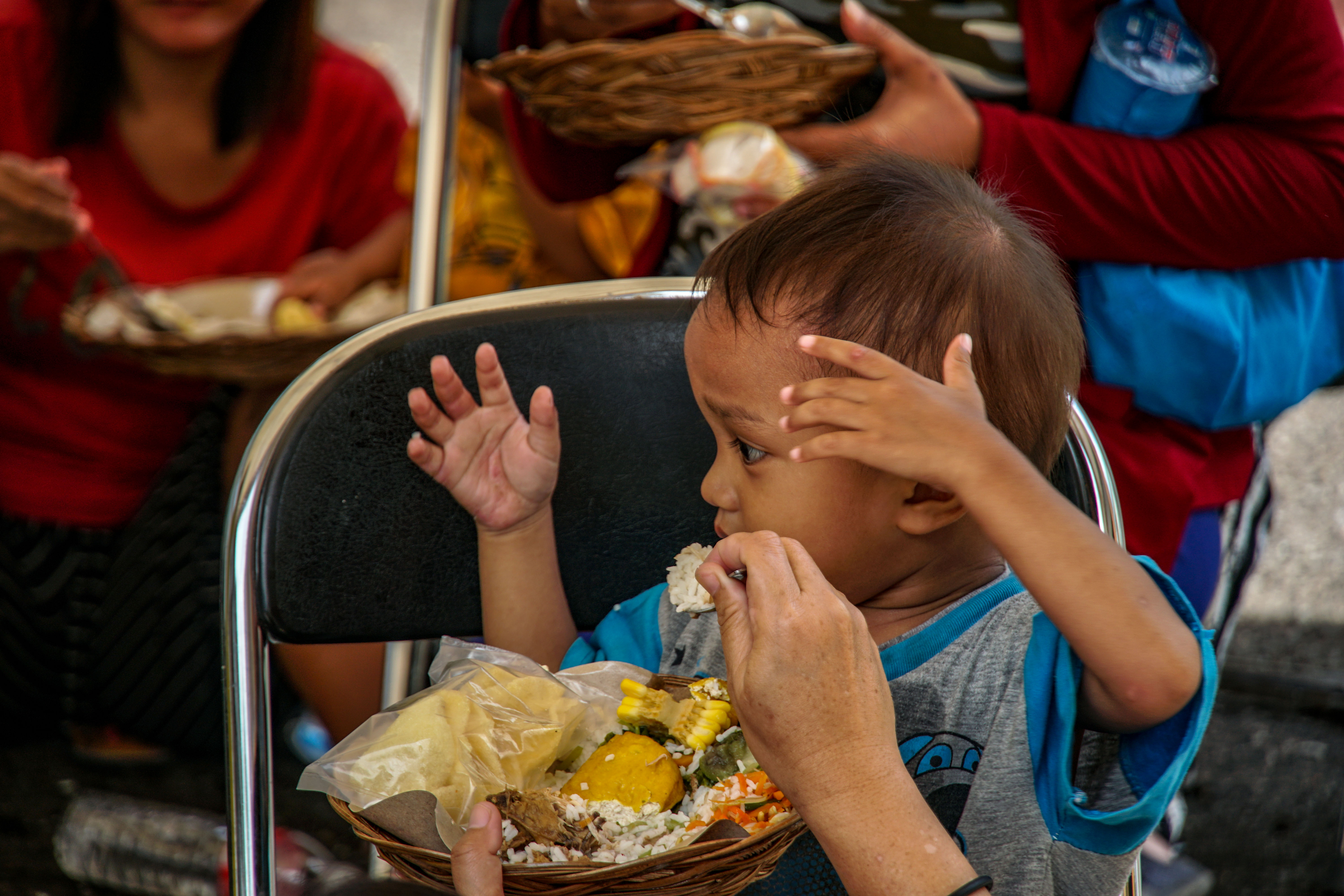 Warga menyantap makanan gratis di Warung Ikhlas di kawasan Pademangan Timur, Jakarta Utara, Senin (8/11/2021). 