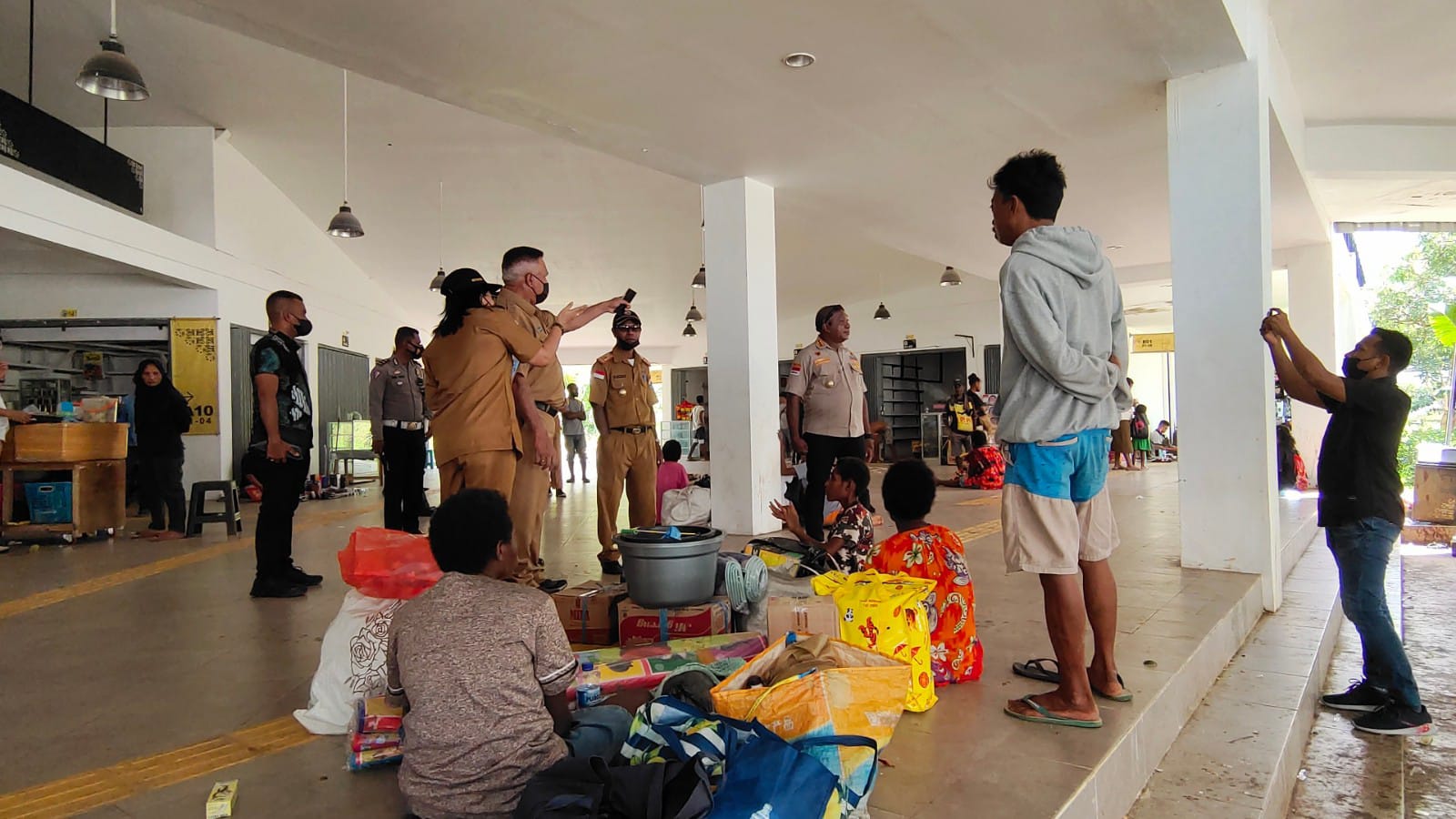 DEPUTI II BNPP Komjen Pol Paulus Waterpuw saat mengunjungi Pasar PLBN Skouw Muara Tami Kota Jayapura Papua, Selasa (16/11)