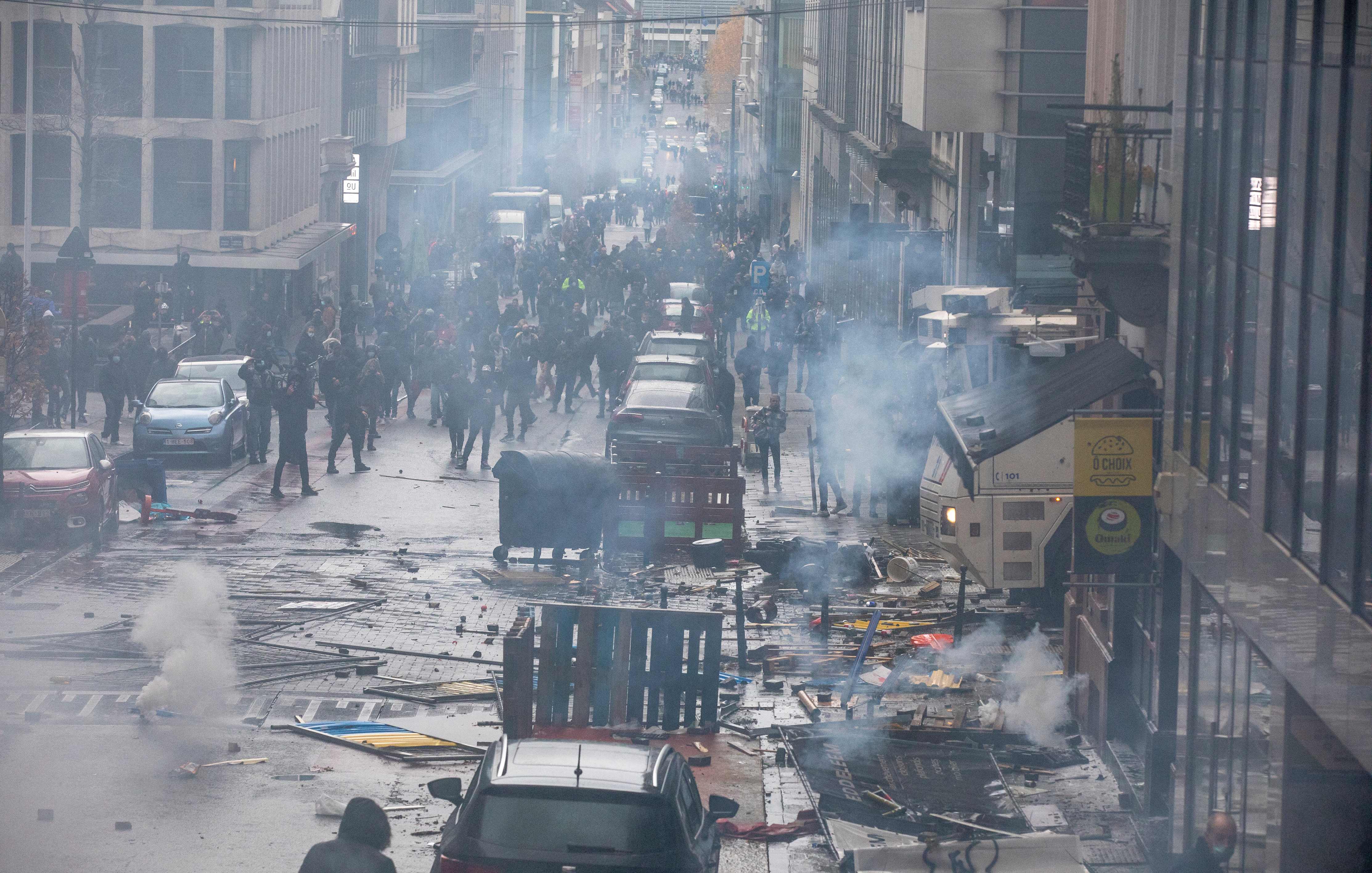 Akibat pengunjuk rasa selama demonstrasi menentang langkah-langkah pemerintah Belgia untuk mengekang penyebaran virus korona, Minggu (21/11)