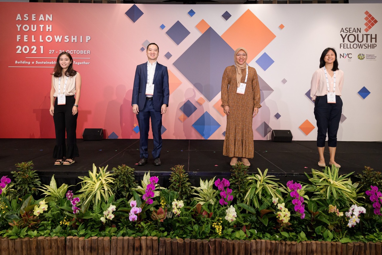 Para generasi muda yang merupakan peserta ASEAN Youth Fellowship (AYF) berkumpul di Singapura. 
