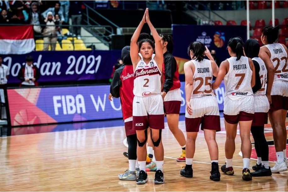 Point guard timnas putri Indonesia Agustin Gradita Retong menyapa para pendukung usai laga Grup B PIala Asia FIBA melawan Yordania.