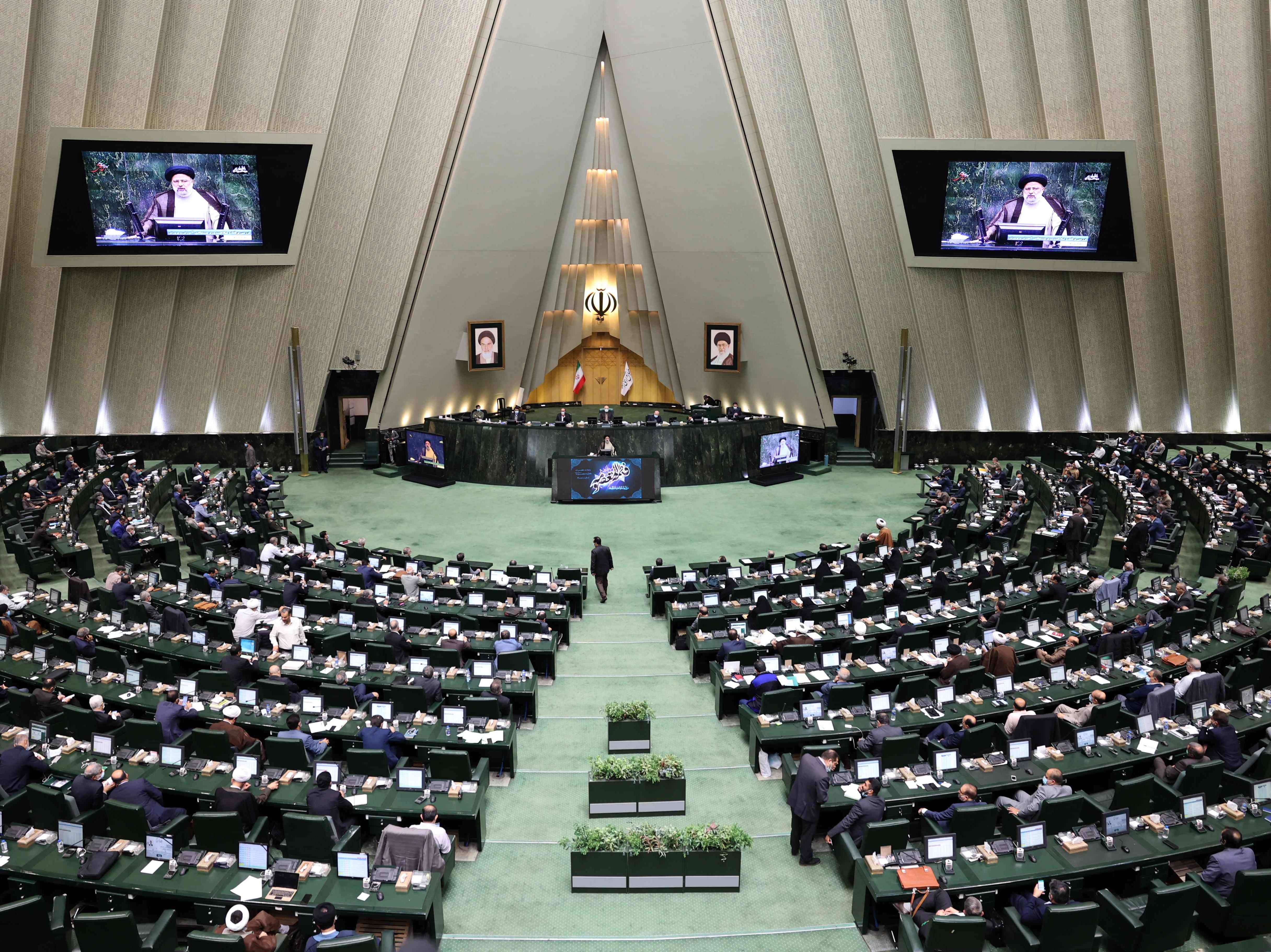 Presiden Iran Ebrahim Raisi berpidato di depan parlemen di Teheran pada 16 November 2021.