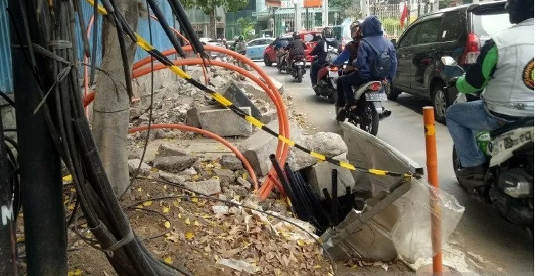Pekerjaan jaringan kabel bawah tanah di kawasan Cikini, Jakarta Pusat. 