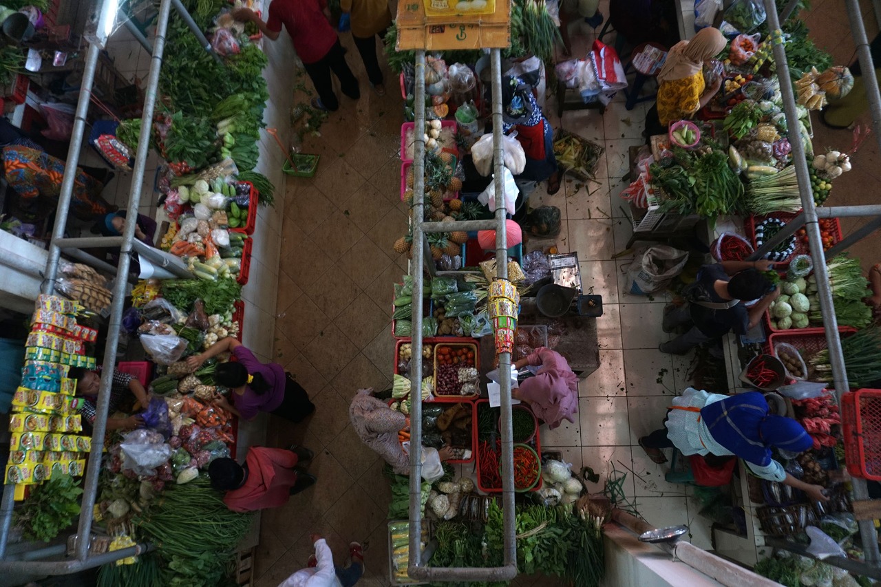 Para pedagang di Pasar Manis Purwokerto merasakan  kebijakan relaksasi saat pandemi agar tidak terjerat pinjol ilegal.