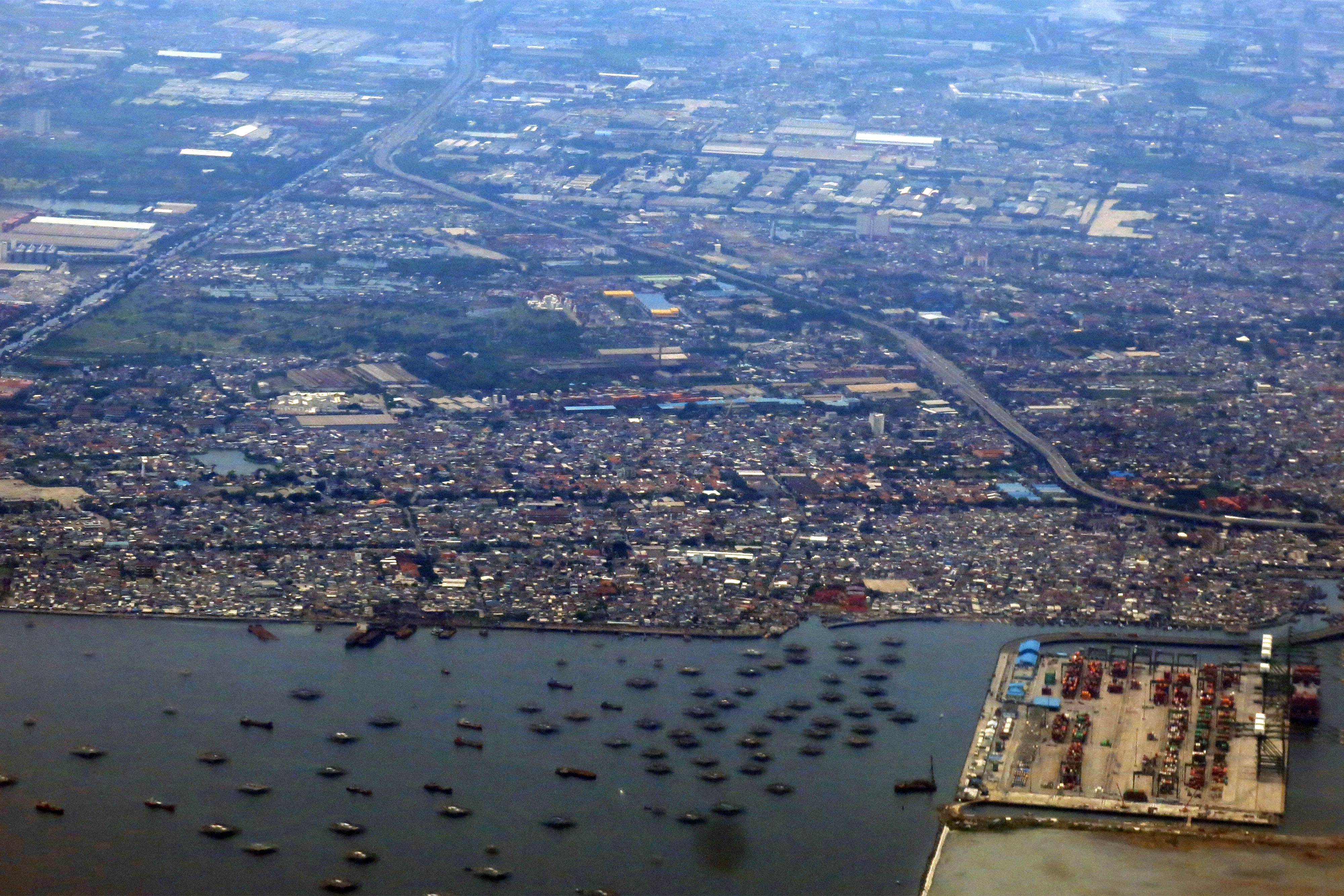 Foto udara permukiman dan kawasan pesisir di Jakarta