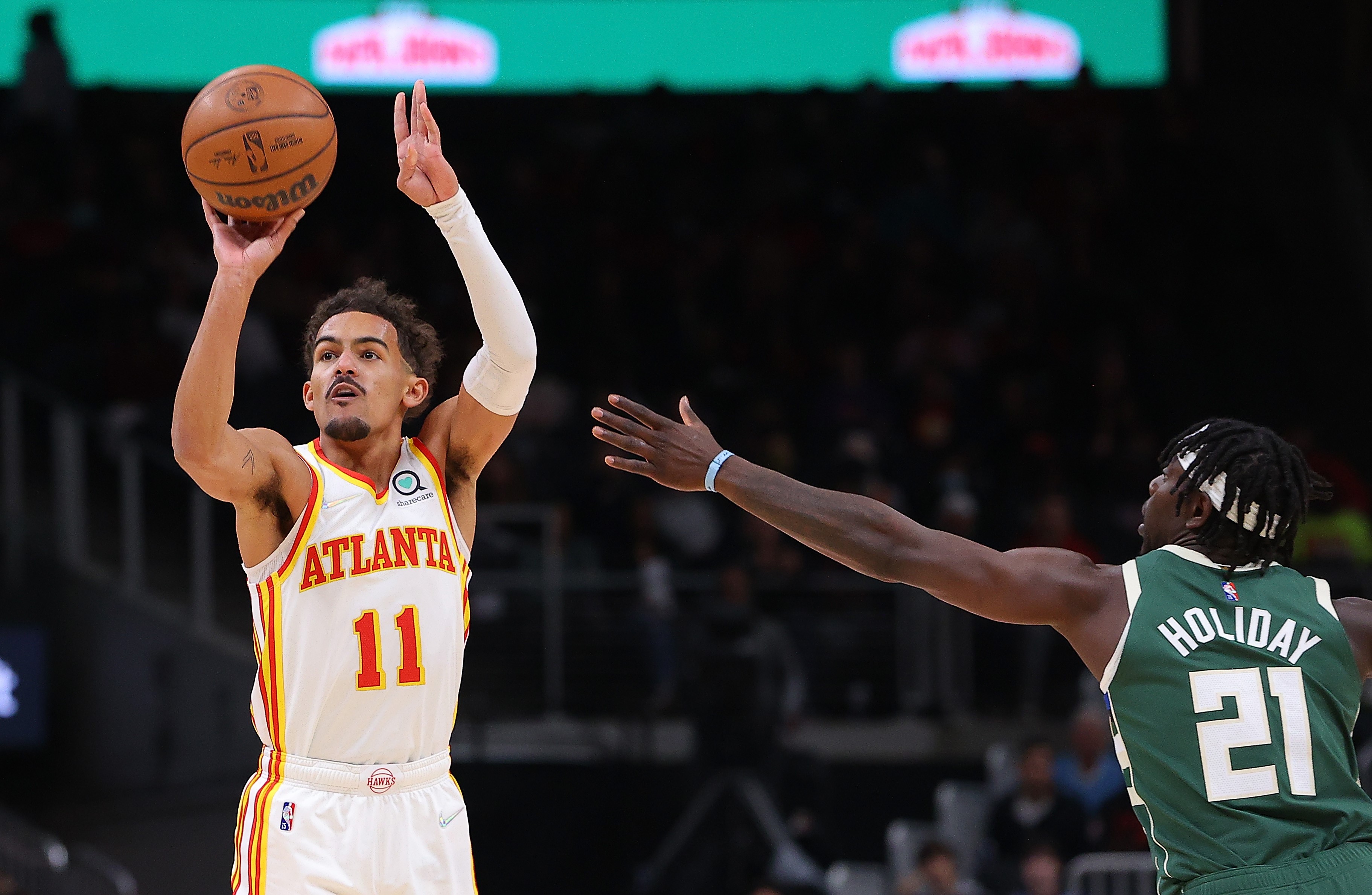 Pemain Atlanta Hawks Trae Young melepaskan tembakan dalam laga NBA melawan Milwaukee Bucks.