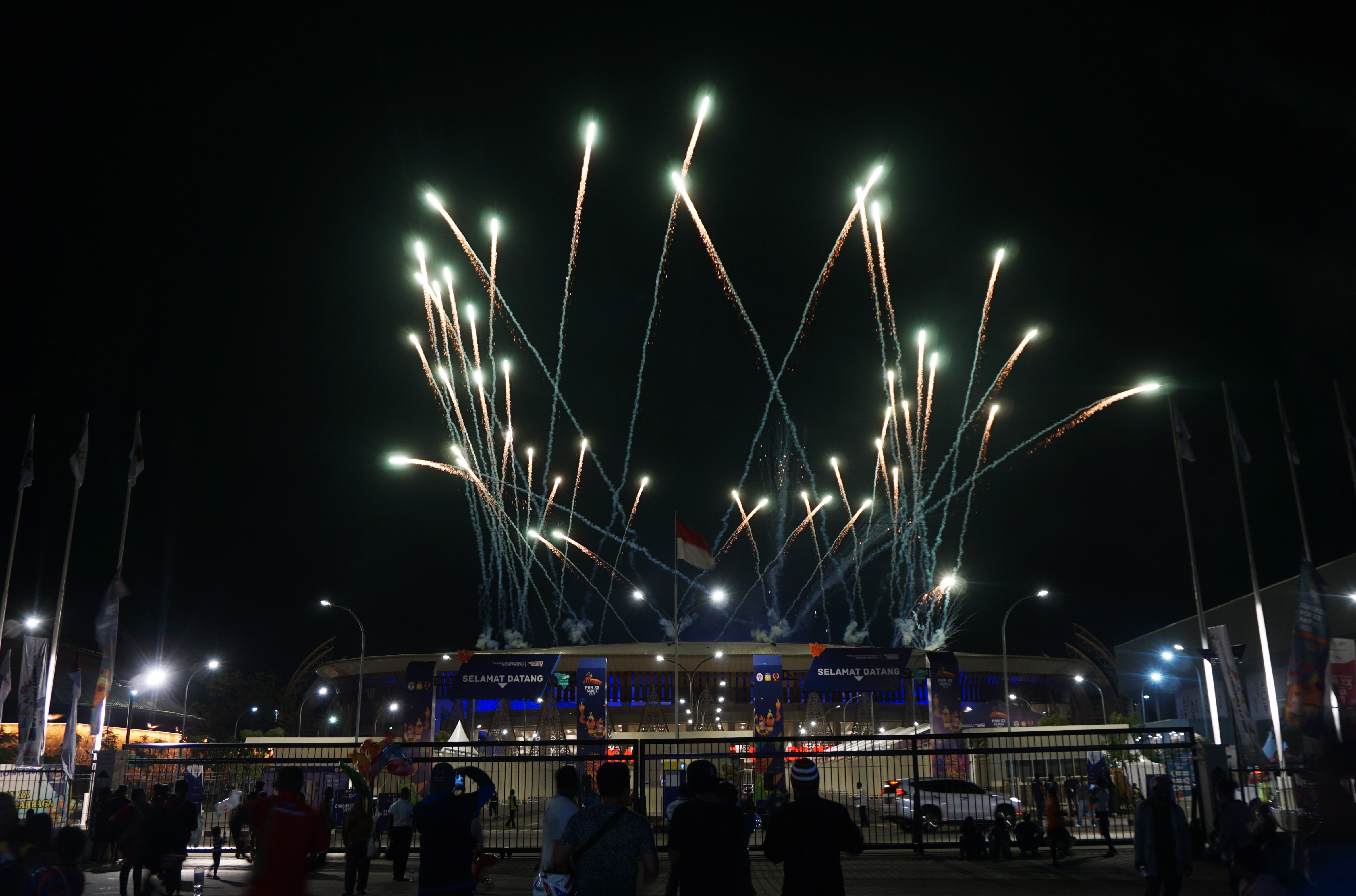  Warga menyaksikan pesta kembang api saat penutupan PON Papua di Stadion Lukas Enembe. Kesuksesan PON itu menandakan bahwa Papua aman.