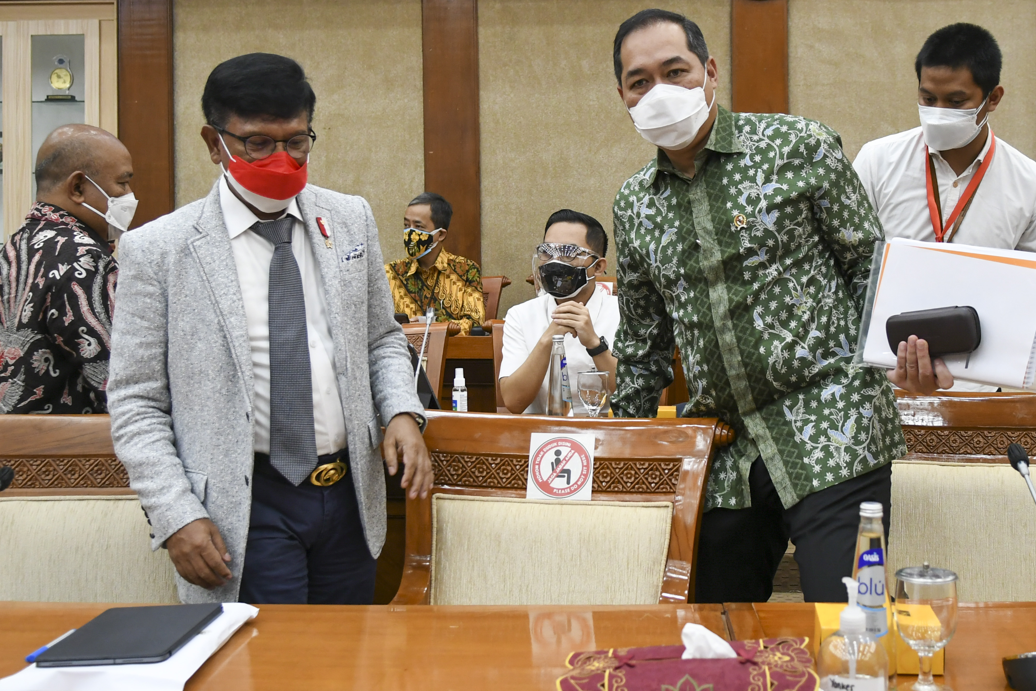 : Menteri Perdagangan Muhammad Lutfi (kanan) dan Menteri Komunikasi dan Informatika Johnny G. Plate (kiri) bersiap mengikuti rapat kerja.
