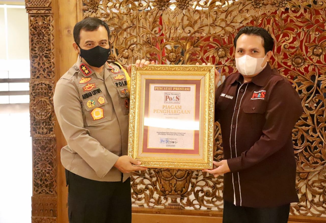 Pemberian Penghargaan klepada Polda Jateng dari Polisi Selebriti 