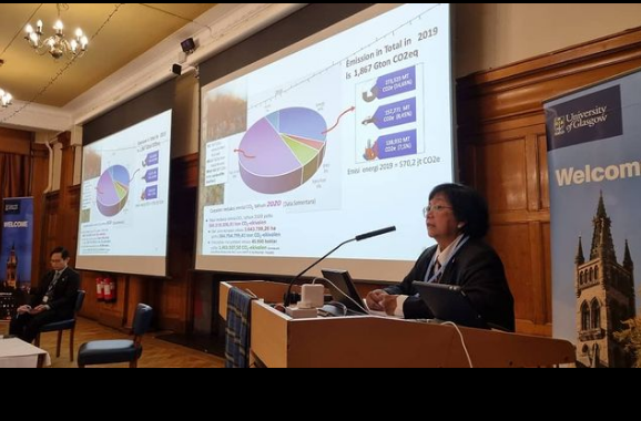 Menteri LHK Siti Nurbaya berbicara di hadapan Persatuan Pelajar Indonesia (PPI) di Universitas Glasgow, Inggris Raya, Selasa (2/11).