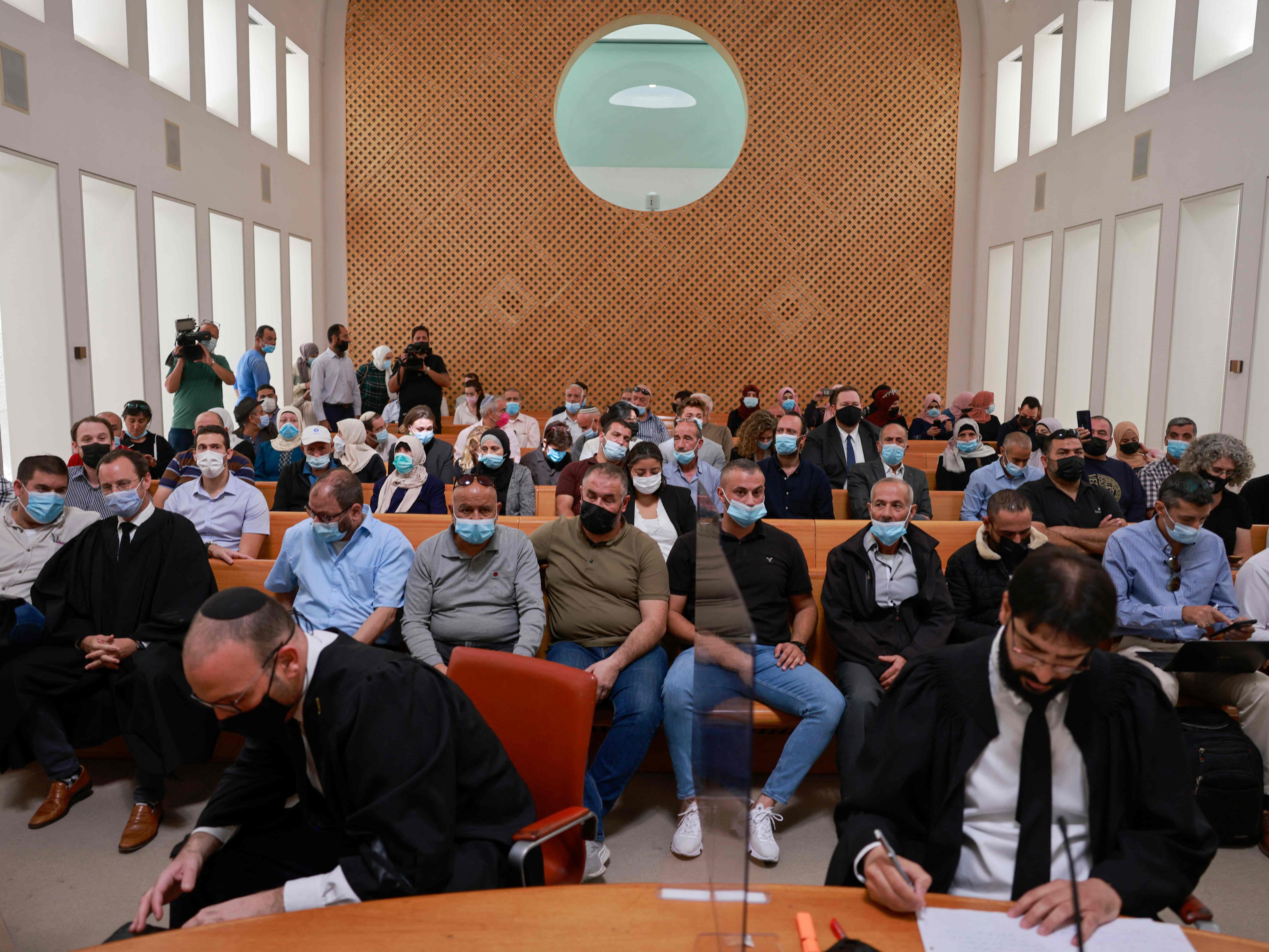 Penduduk Palestina dari rumah-rumah yang disengketakan di daerah Silwan Jerusalem timur dan para aktivis duduk di Mahkamah Agung Israel.