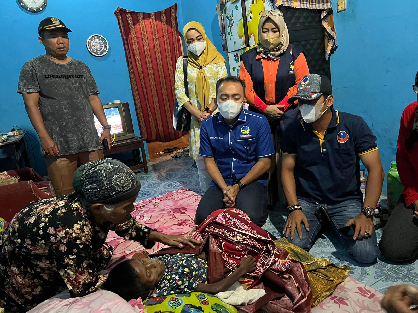 Ketua DPD NasDem Karawang Dian Fahrud Jaman dan tim medis mengunjungi rumah orang tua Muhammad Rafqi Alfatih,6.