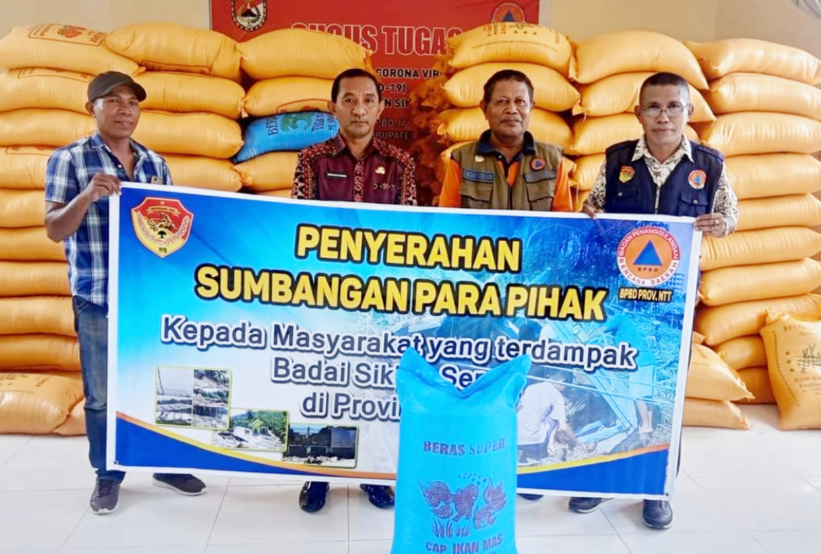 Bantuan beras dari BPBD NTT diterima BPBD Sikka untuk didistribusikan kepada korban badai Seroja 