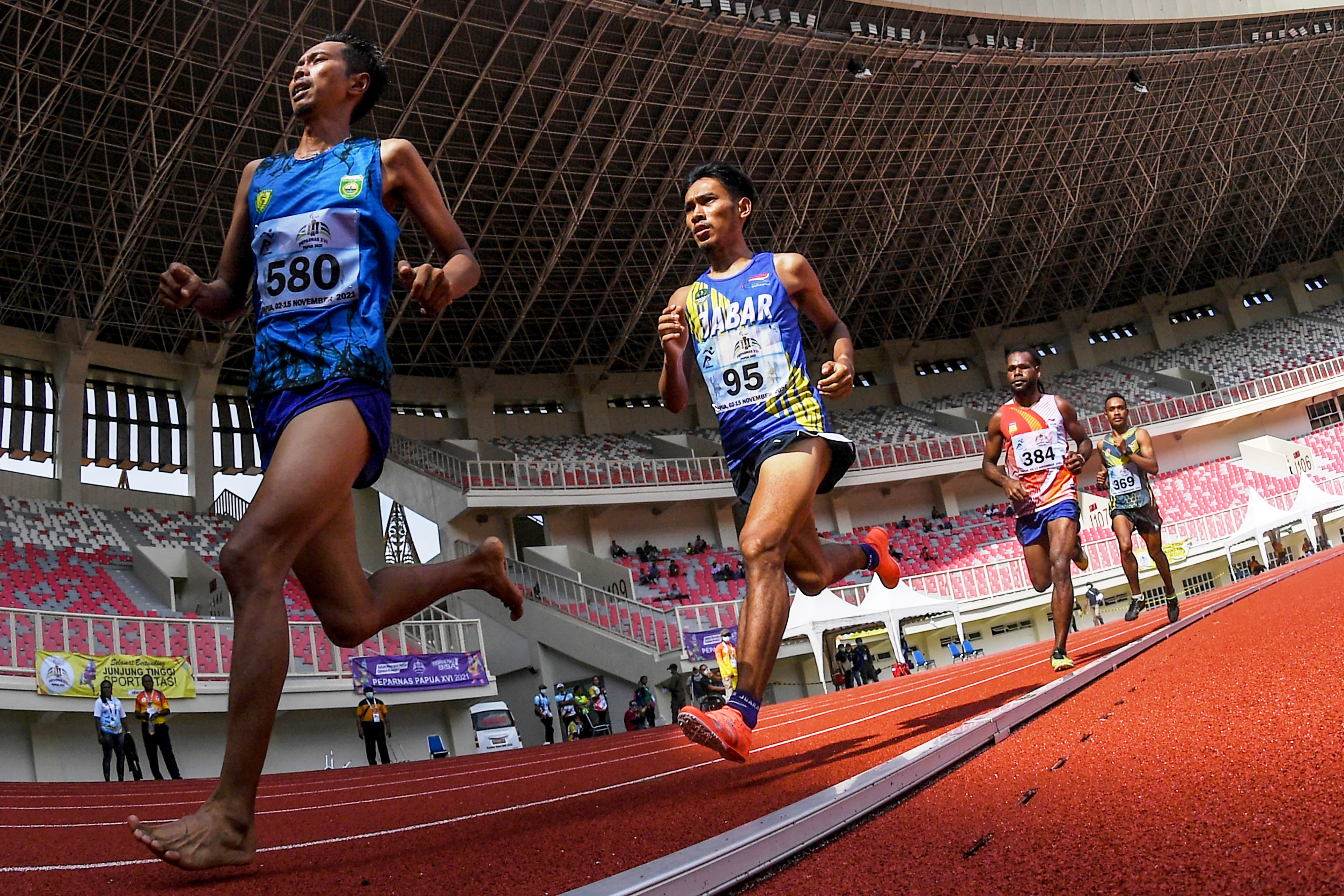 Sejumlah pelari bertanding pada babak final lari 1.500 meter putra klasifikasi T12 dan T13 Peparnas Papua di Stadion Lukas Enembe, Jayapura.