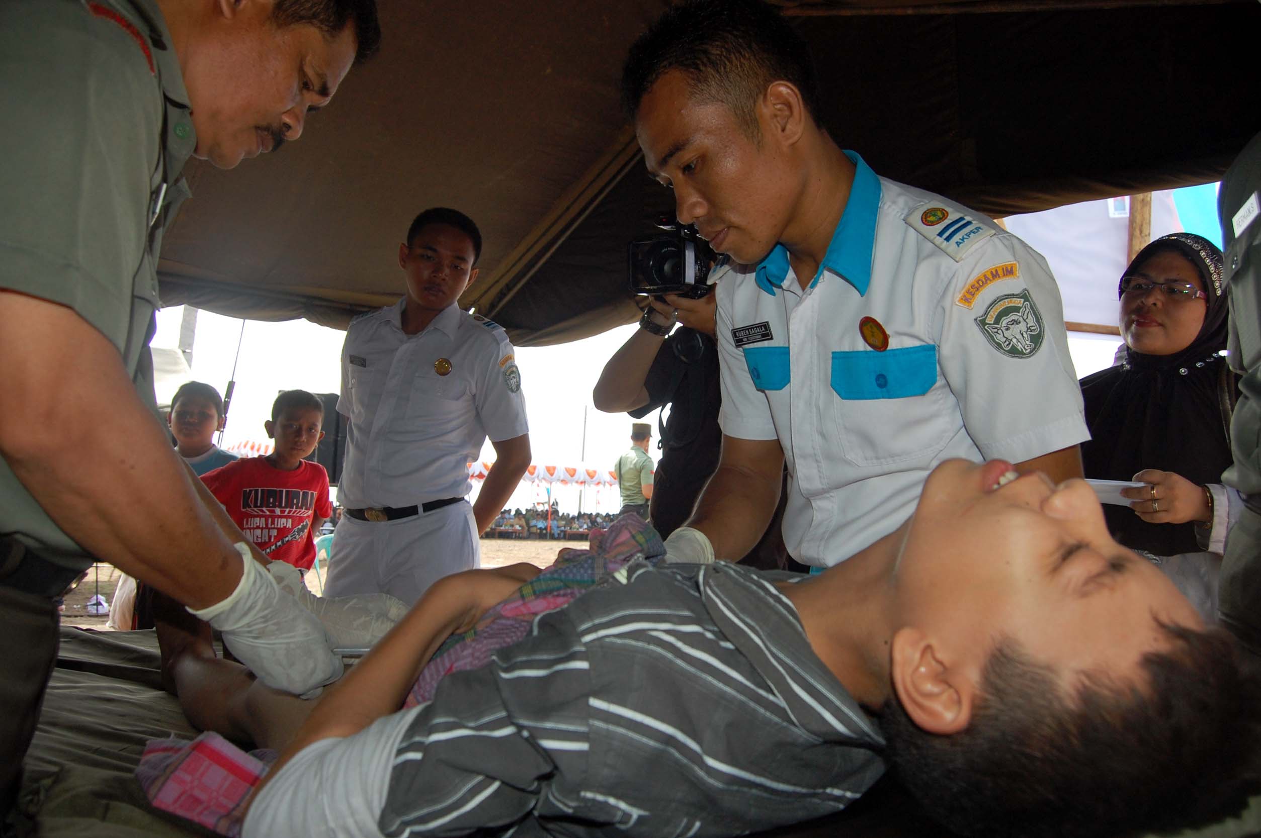 Seoranganak sedang menjalani sunat pada pogram sunatan massal di Desa Hagu Barat Banda Sakti Lhokseumawe Aceh.