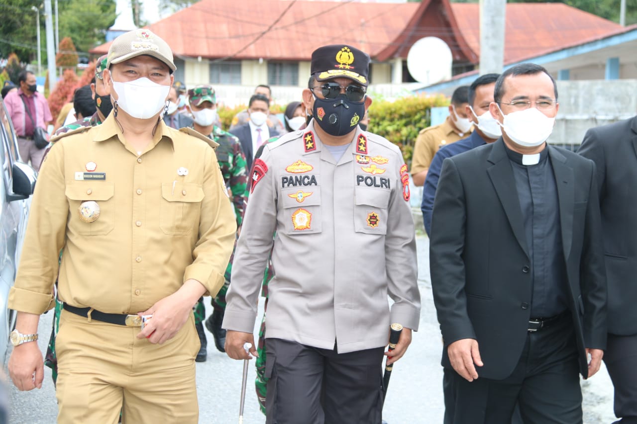 Kapolda Sumut Irjen Panca Putra Simanjuntak (tengah)