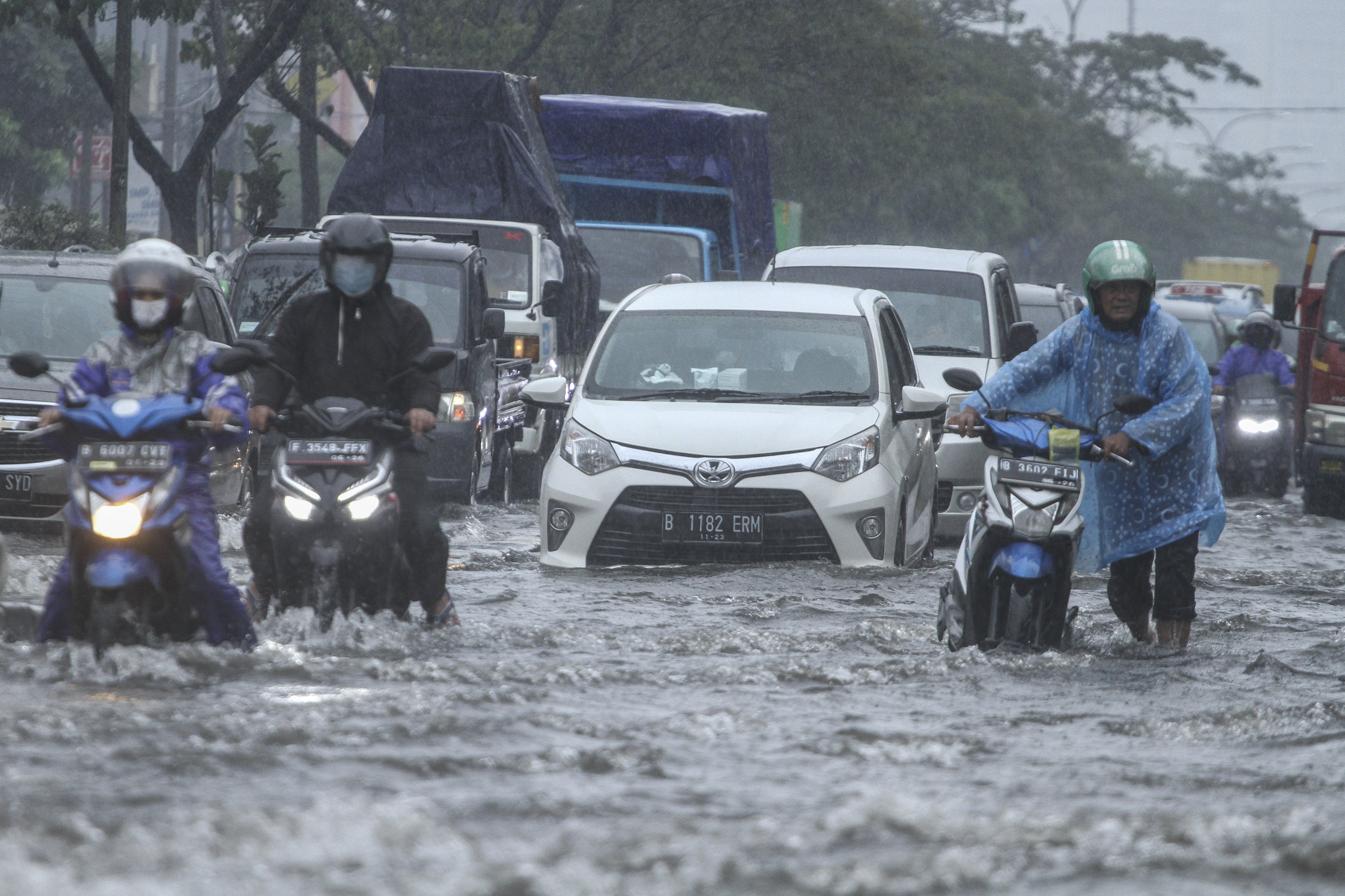Kota Depok Banjir, 12 Orang Warga Dievakuasi dengan Perahu Karet
