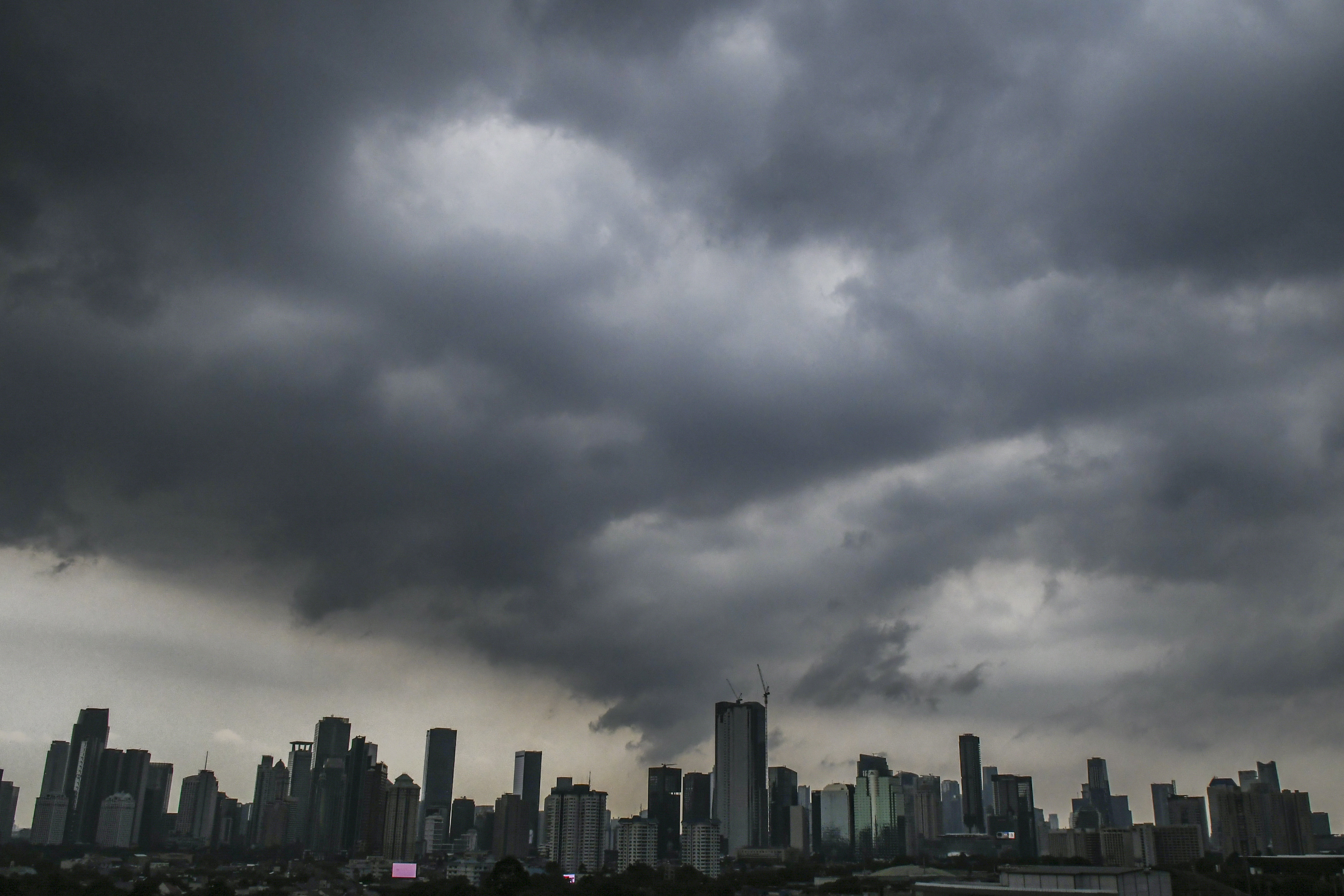 Awan hitam menyelimuti langit Jakarta, Kamis (4/11/2021).