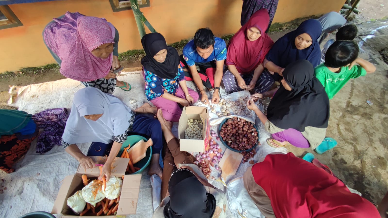 Kegiatan di dapur umum untuk menyediakan makanan bagi korban banjir bandang di Kabupaten Garut, Jawa Barat