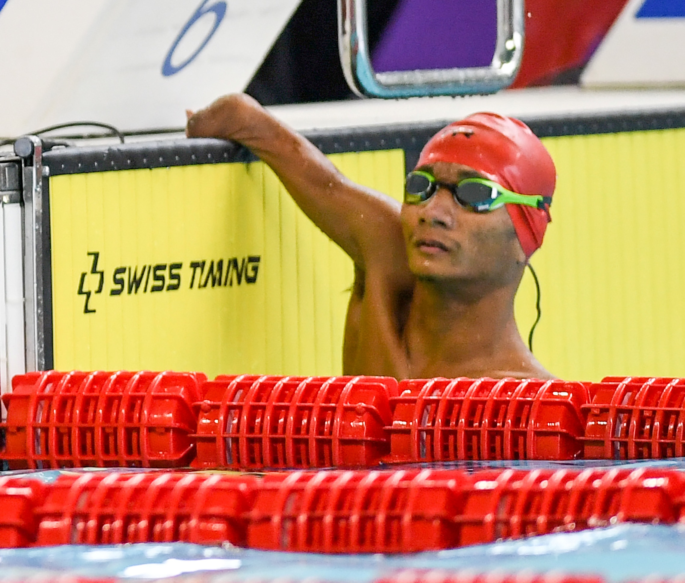 Para-perenang Kalimantan Barat Simson Abraham saat pada babak final renang 50 meter gaya dada putra klasifikasi S5 di Peparnas XVI Papua.