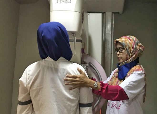 Ilustrasi: Warga melakukan rontgen mamografi pada kegiatan Millennial Goes Pink deteksi dini penyakit kanker payudara.