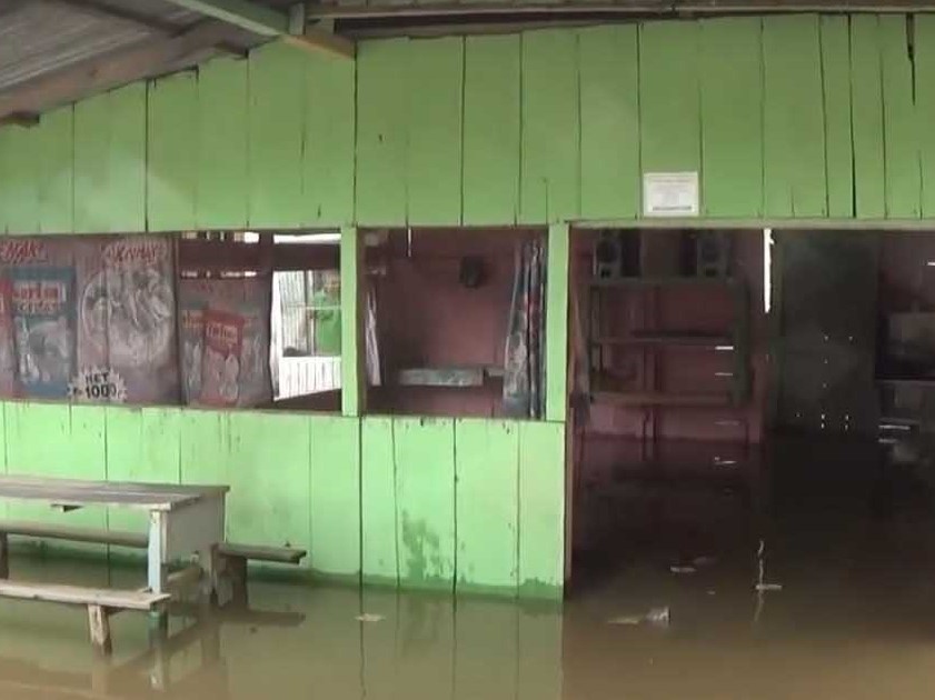 Suanana banjir luapan Sungai Pengabuan merendam rumah warga Desa Rantau Benar, Kecamatan renah Mendaluh, Tanjungjabung Barat, Jambi.