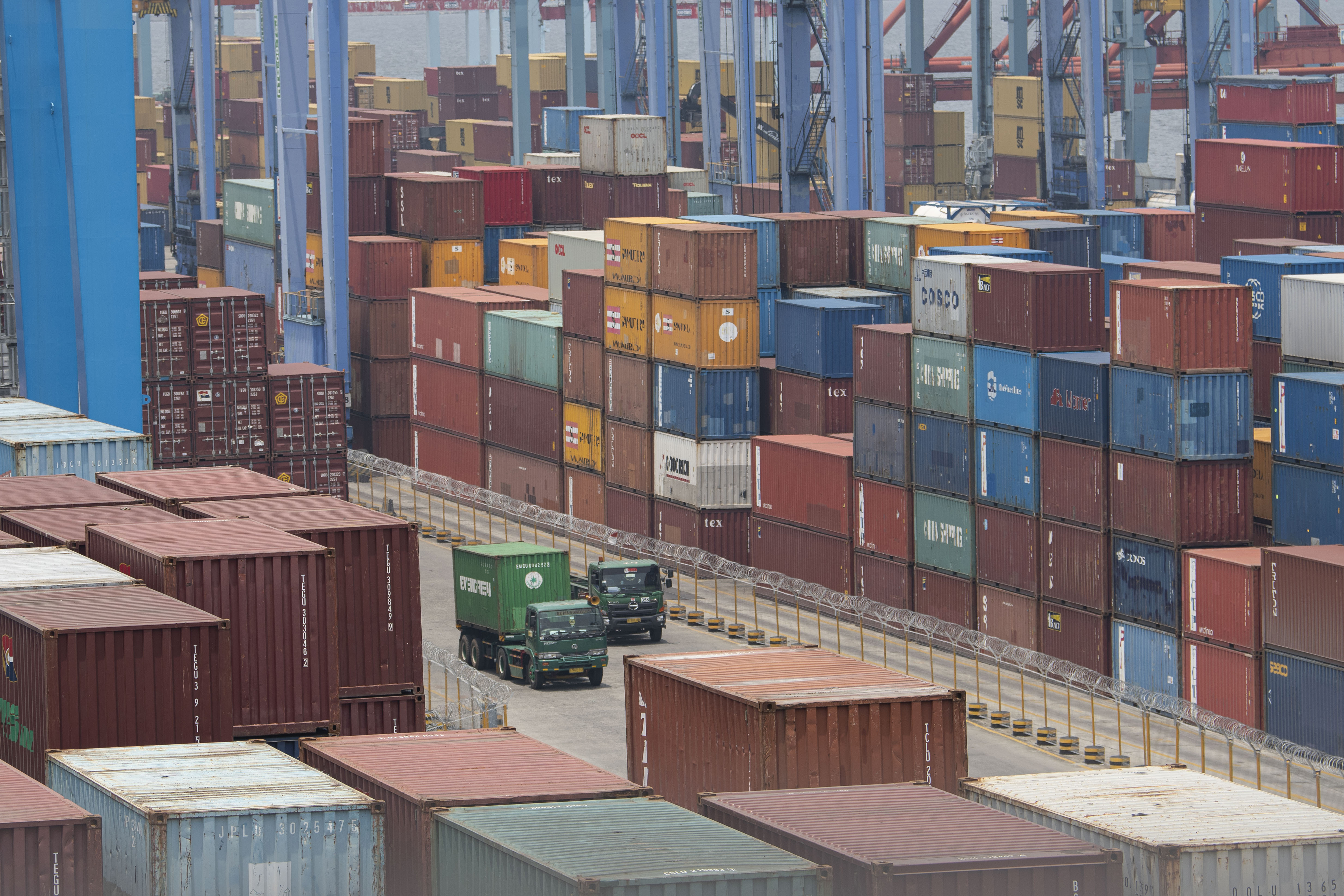 Ilustrasi--Truk peti kemas melintas di kawasan IPC Terminal Peti Kemas Pelabuhan Tanjung Priok, Jakarta.