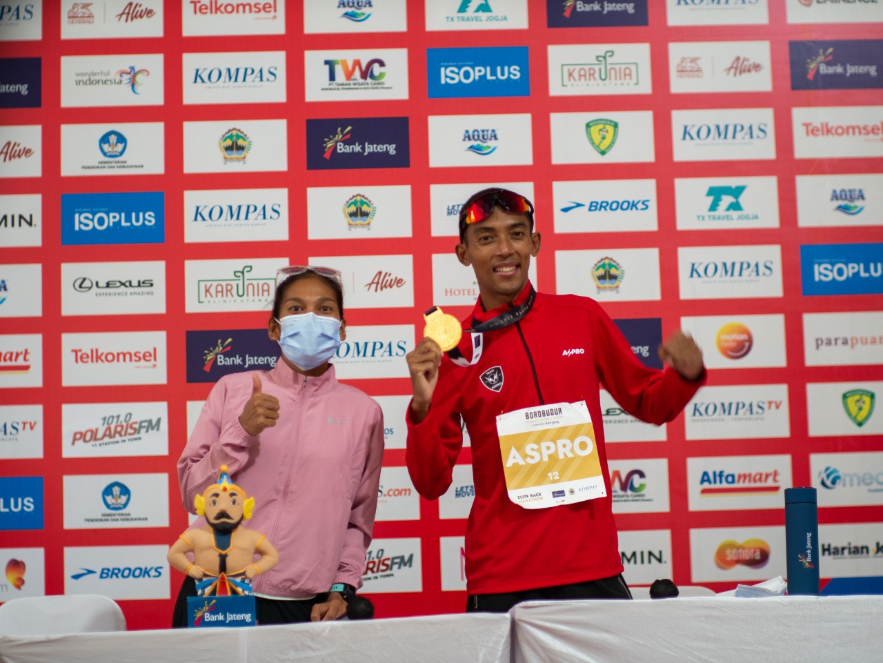Agus Prayogo dan Odekta Naibaho berhasil meraih gelar sebagai male winner dan female winner dalam Borobudur Marathon Elite Race 2021.