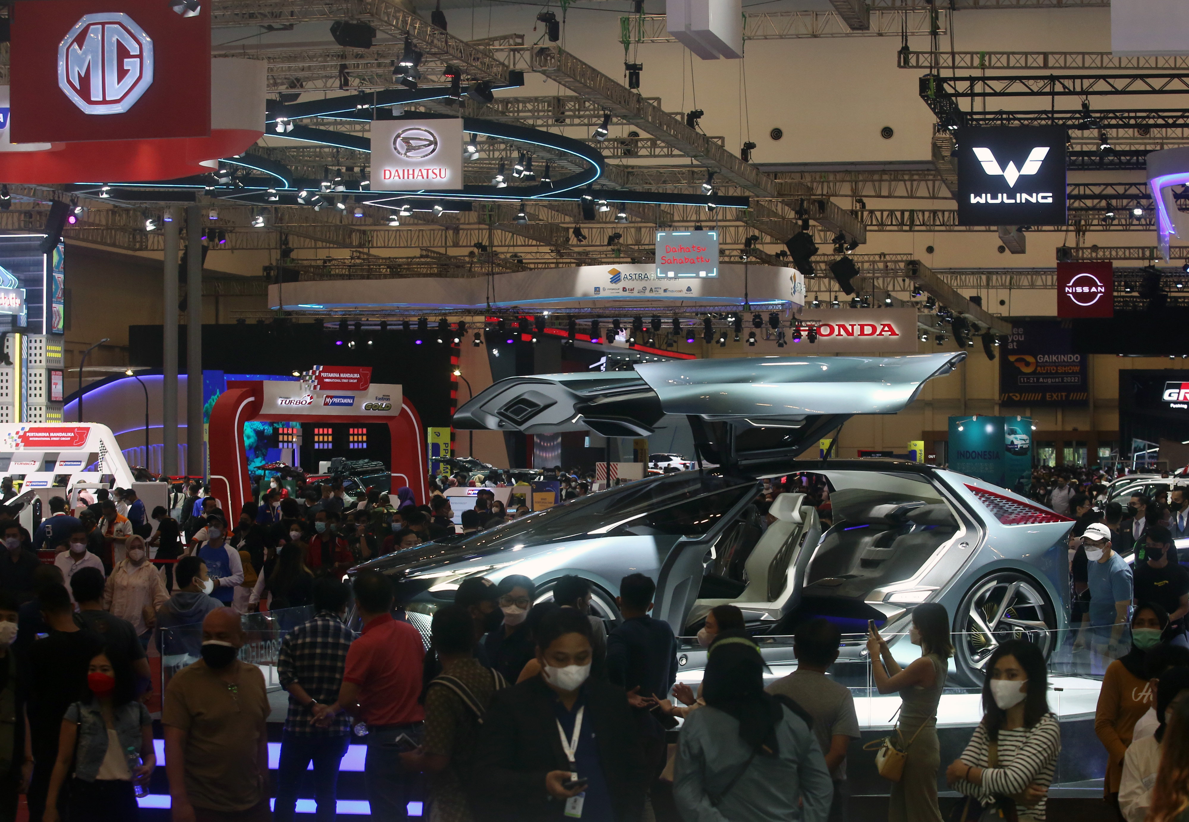 Pengunjung memadati ruang pamer kendaraan pada pameran Otomotif Gaikindo Indonesia International 2021, Minggu (21/11)