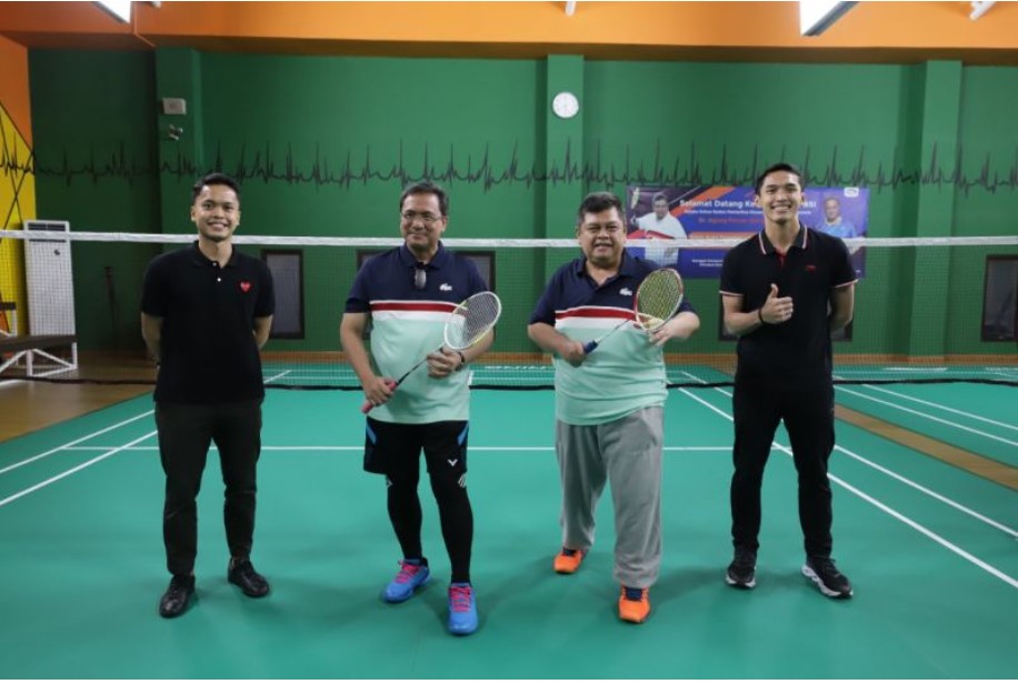 Ketua Umum PP PBSI Agung Firman Sampurna (kedua kiri), bersama Kepala BPKP Muhammad Yusuf Ateh (kedua kanan), di lapangan bulu tangkis BPKP.
