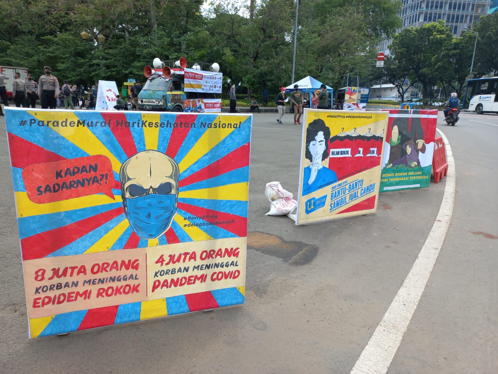 Aksi mural Kompak untuk mendesak Presiden segera mengesahkan revisi PP 109/2012.