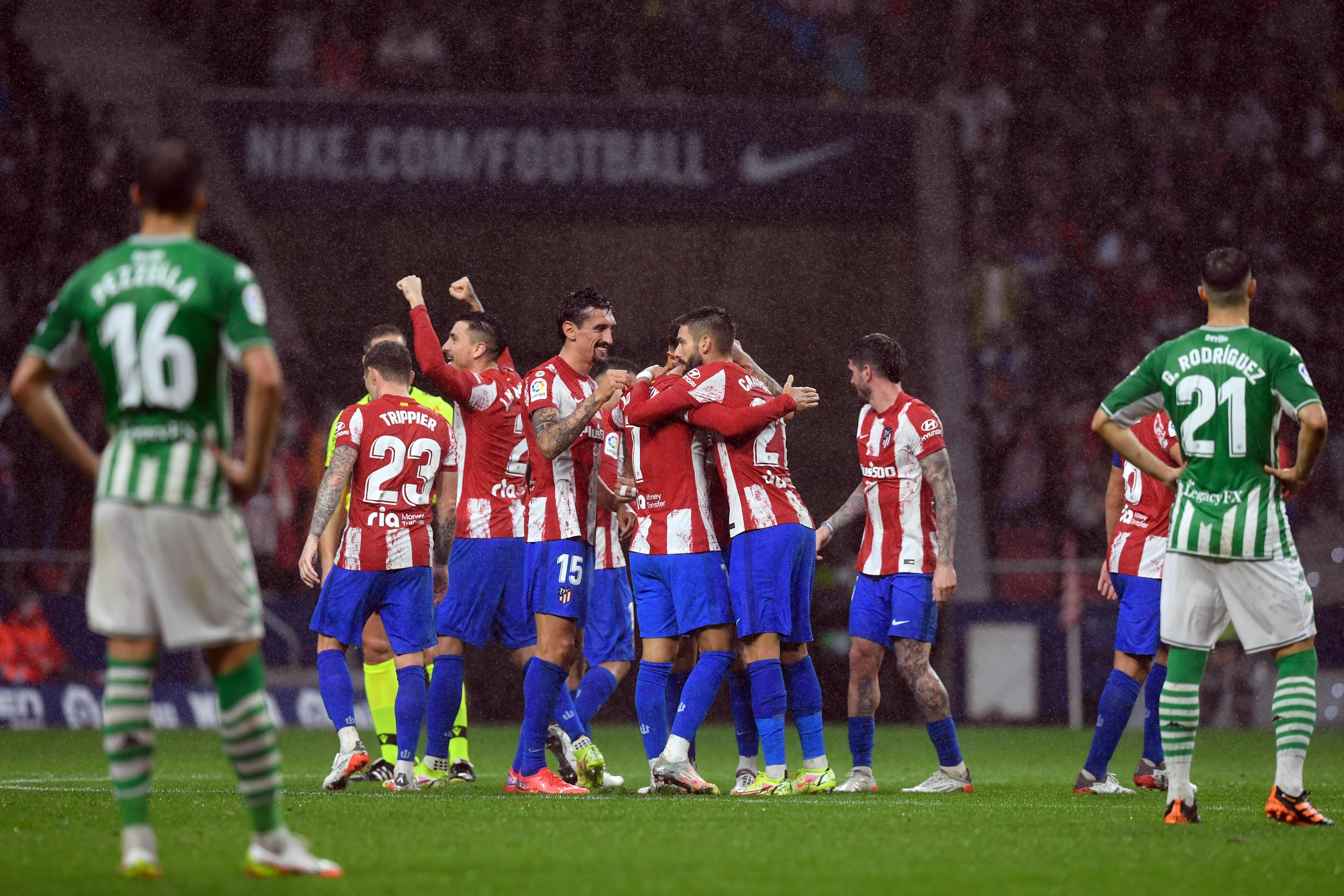 Para pemain Atletico Madrid melakukan selebrasi usai mencetak gol ke gawang Real Betis di laga La Liga.